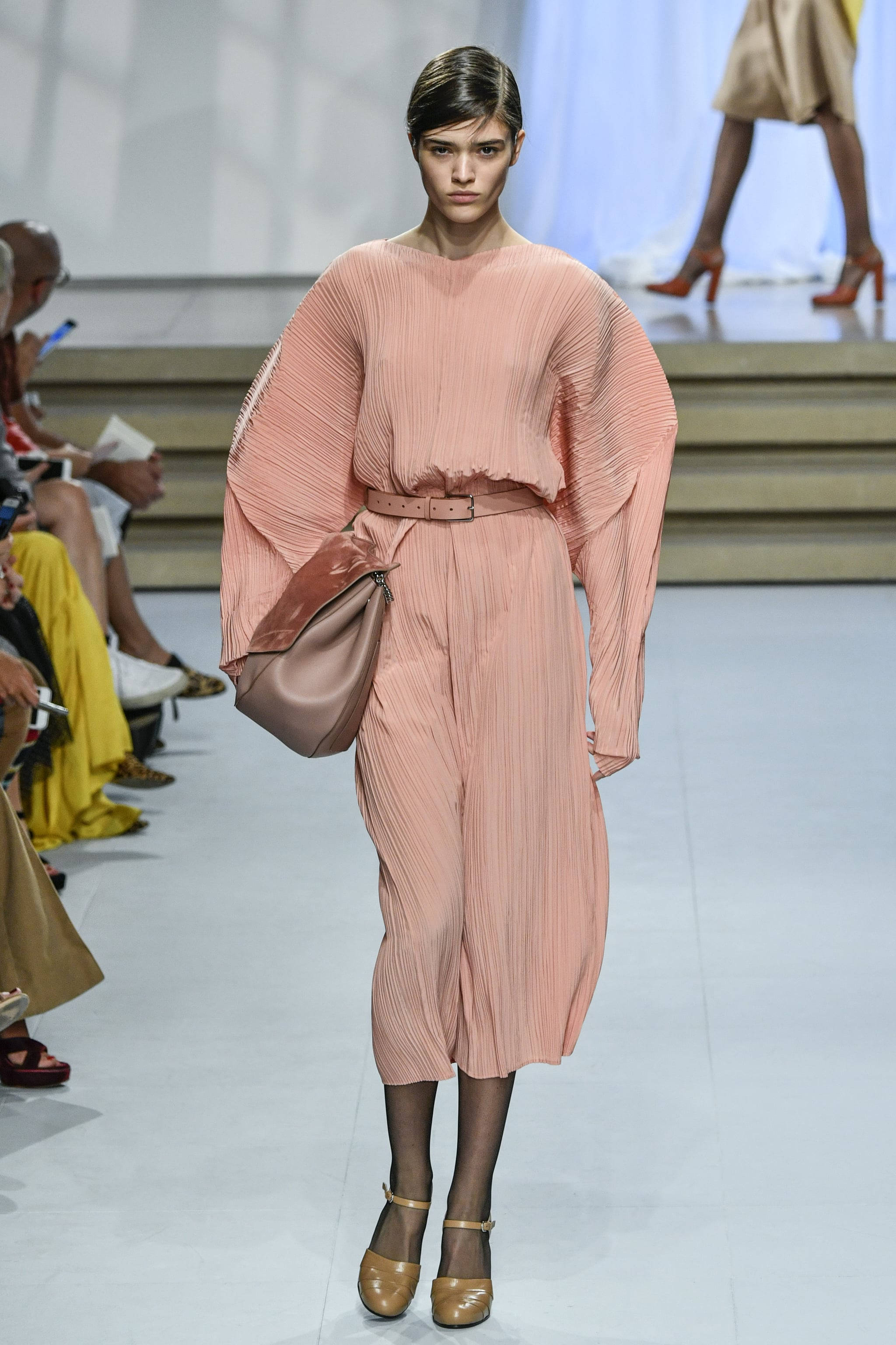 Jil Sander, peach jumpsuit, pleated outfit, 2K Phone Wallpaper