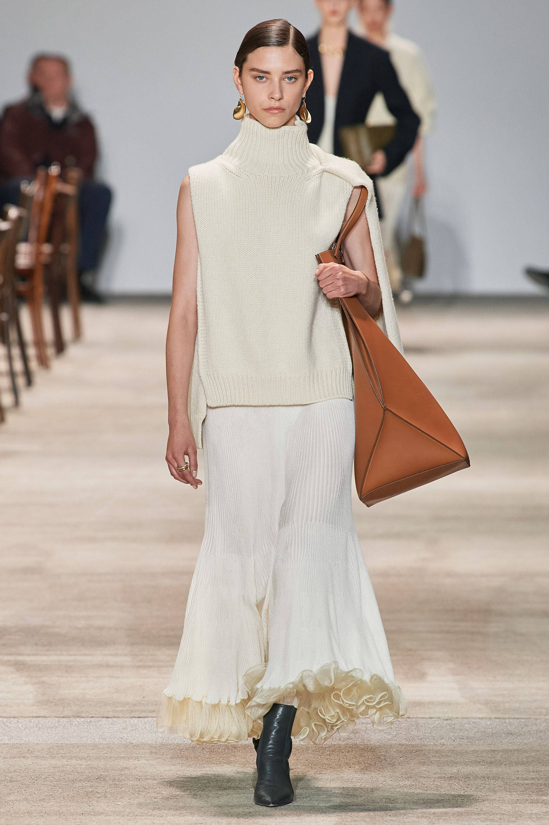 Jil Sander, sleeveless turtleneck, cream, 2K Phone Wallpaper
