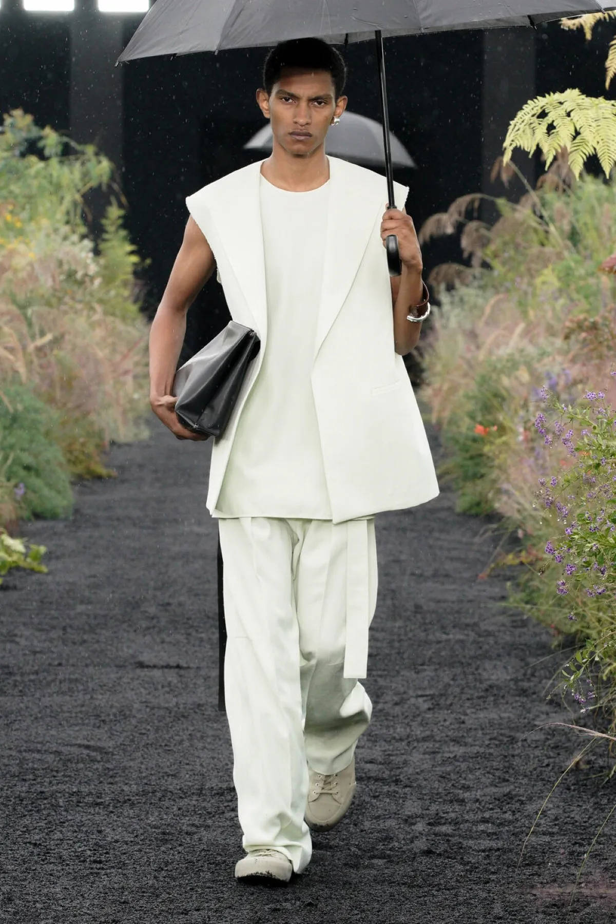 Jil Sander, white sleeveless suit, black umbrella, HD Phone Wallpaper