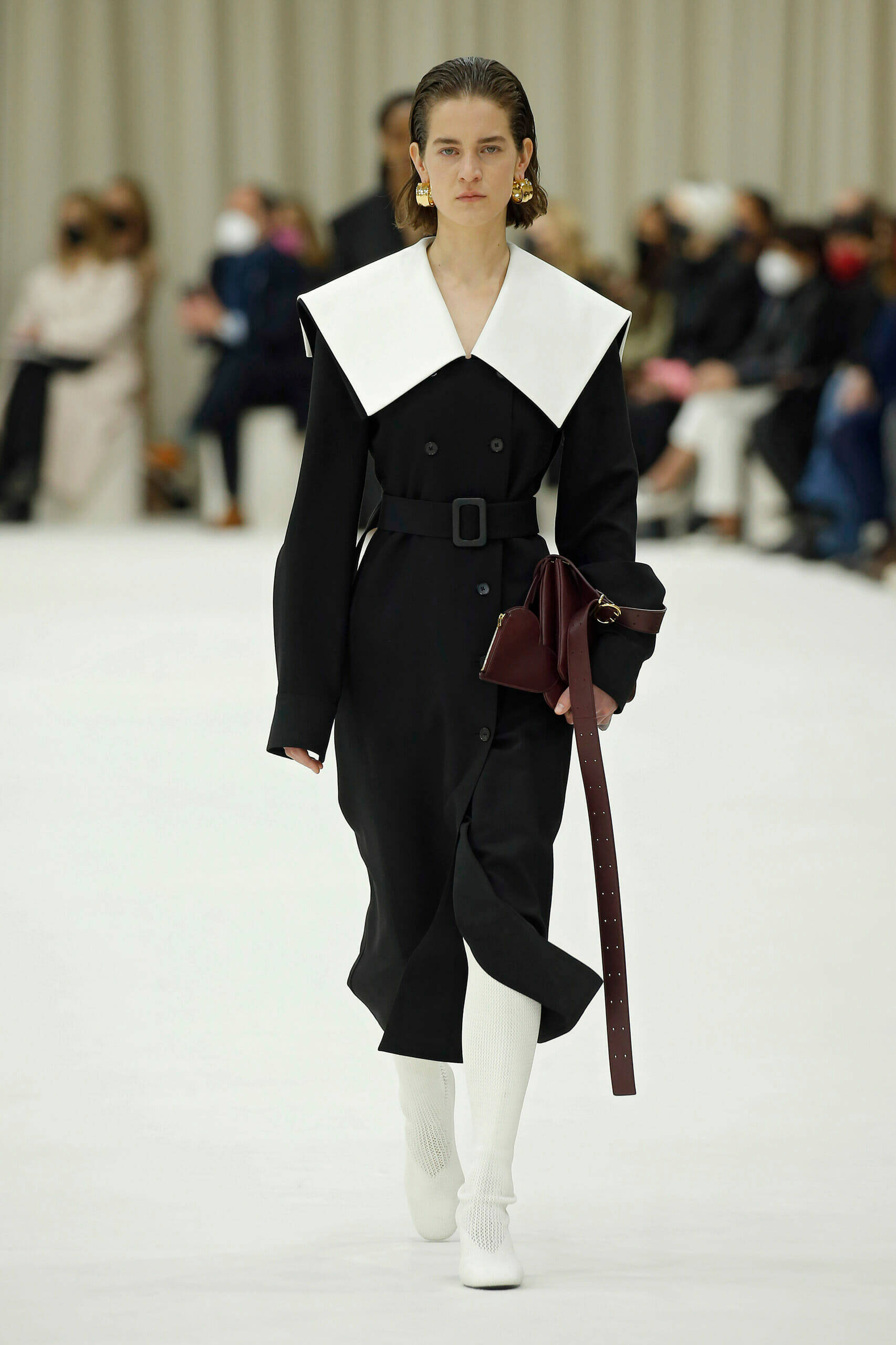 Jil Sander, black coat, white collar, 2K Phone Wallpaper