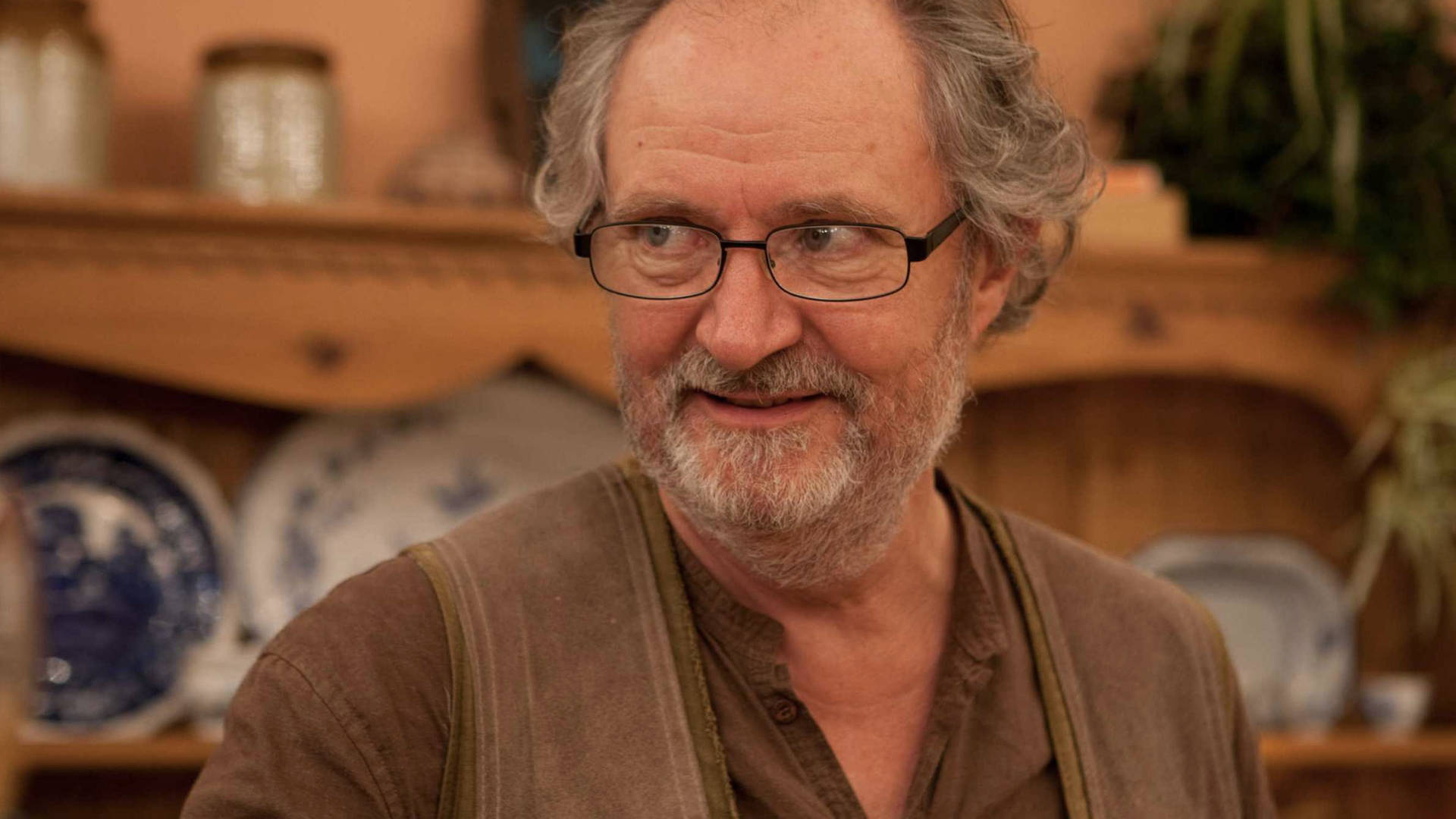 Jim Broadbent, 2010 Another Year, cozy kitchen, Full HD Desktop Wallpaper
