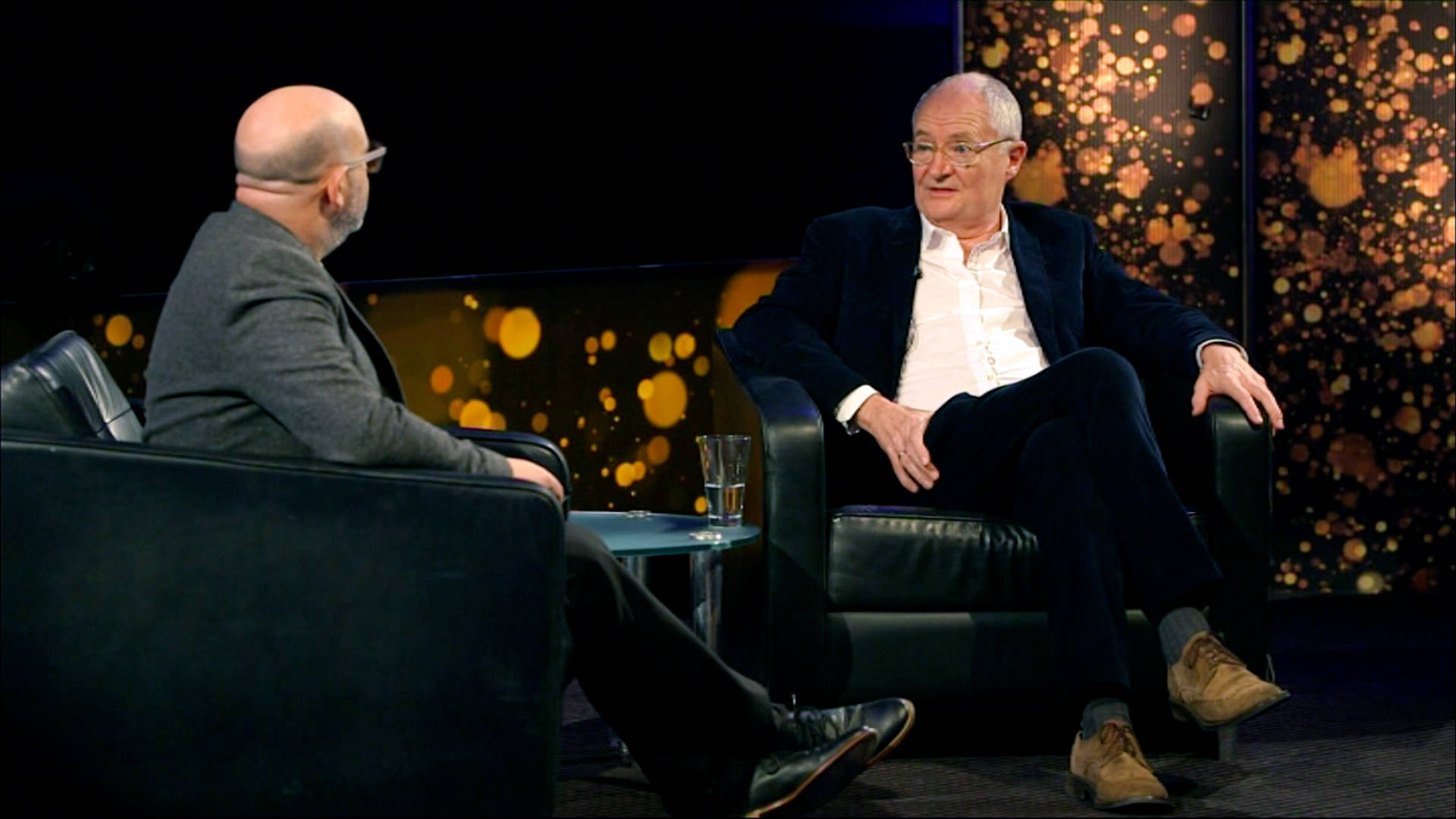 Jim Broadbent, television interview, black leather chairs, Full HD Desktop Wallpaper