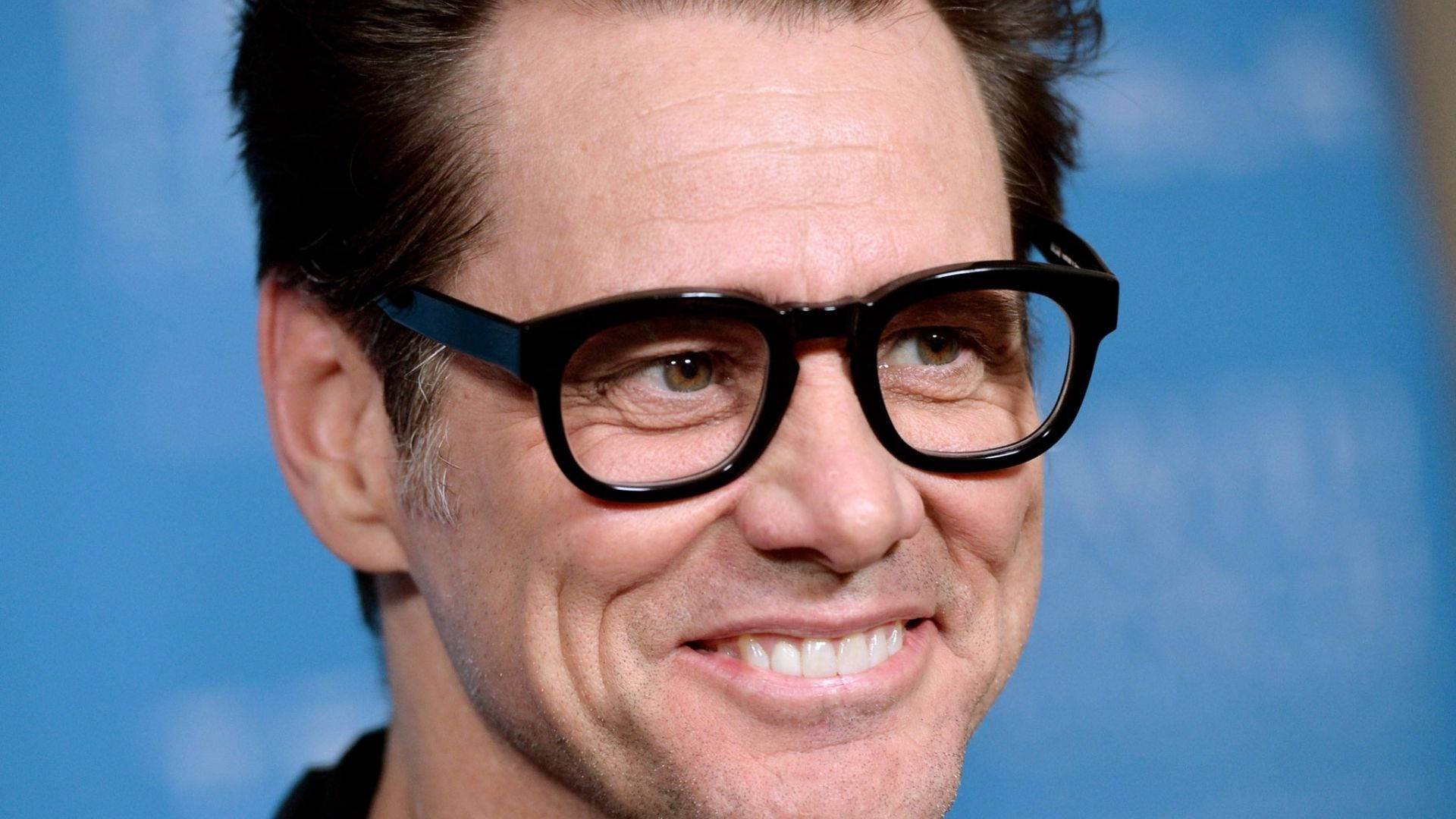Jim Carrey, thick black-rimmed glasses, soft blue background, Full HD Desktop Wallpaper