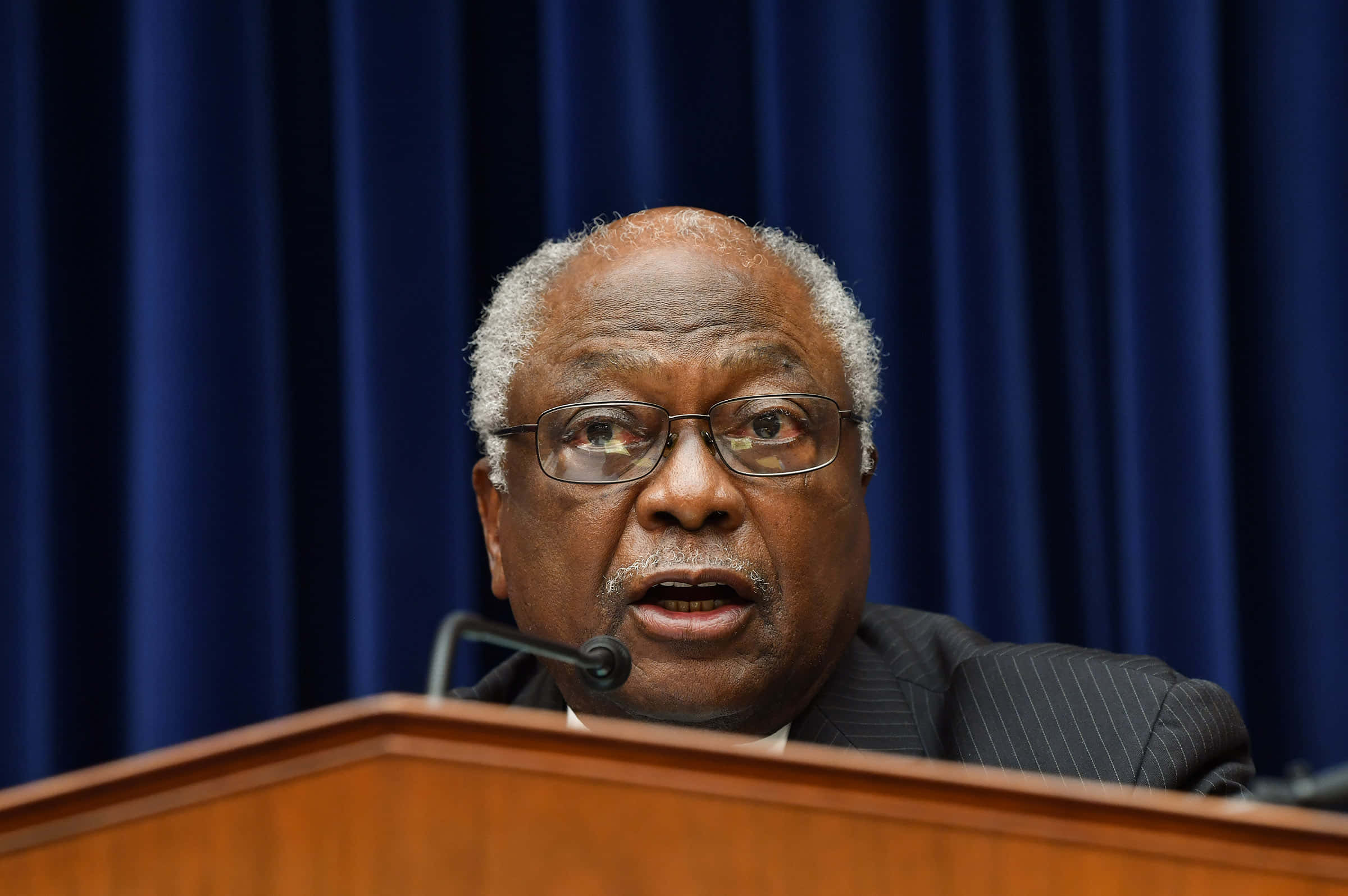 Jim Clyburn, wooden podium, deep blue curtain, Full HD Desktop Wallpaper