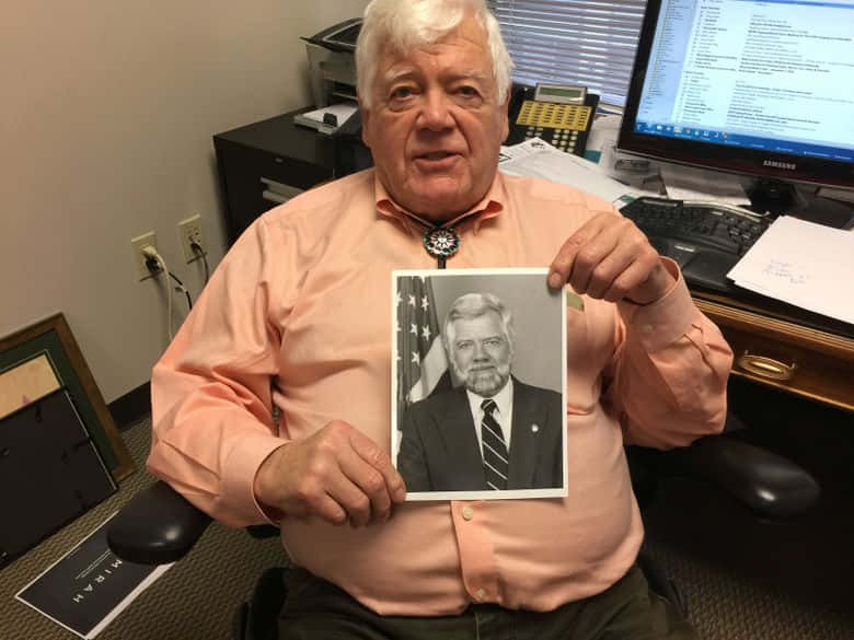 Jim Mcdermott, peach shirt, office, SD Desktop Wallpaper