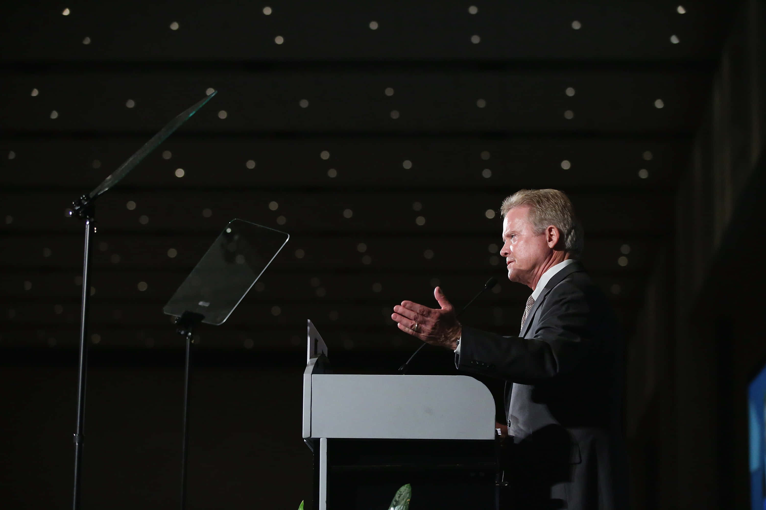 Jim Webb, podium, starry ceiling, 2K Desktop Wallpaper