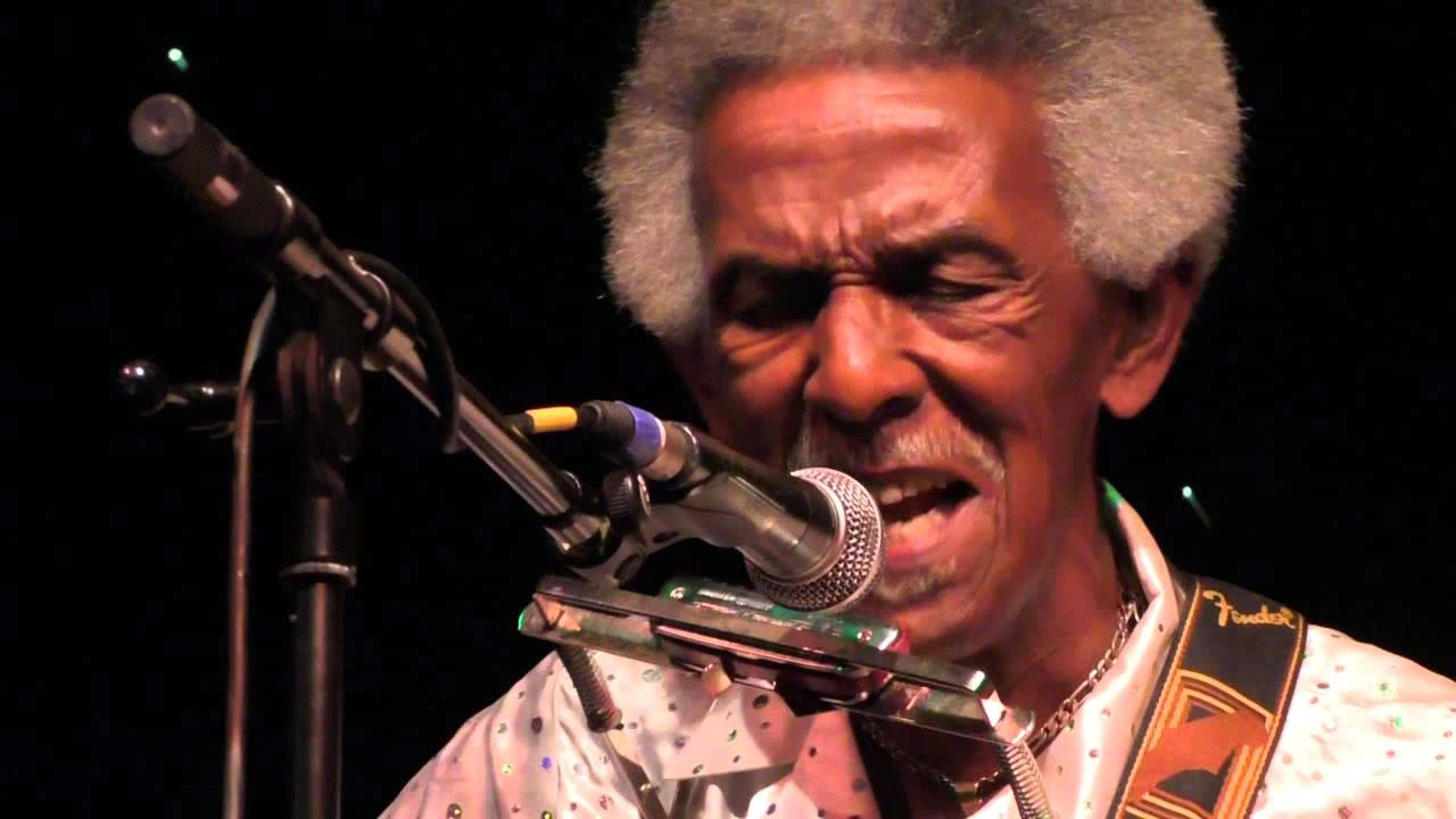 Jimmy Reed, harmonica, microphone, 2K Desktop Wallpaper