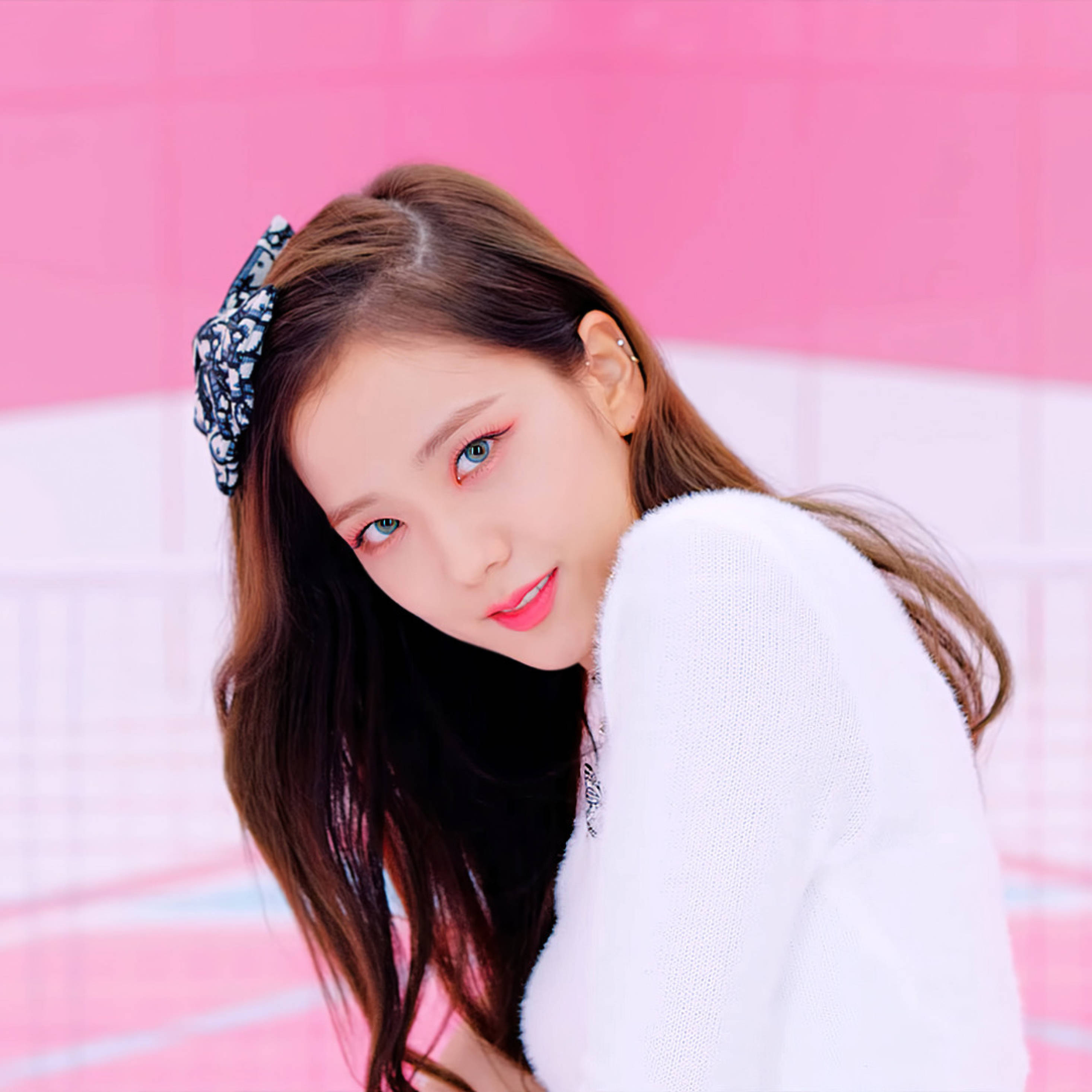 Jisoo, pink background, white sweater, 2K Desktop Wallpaper