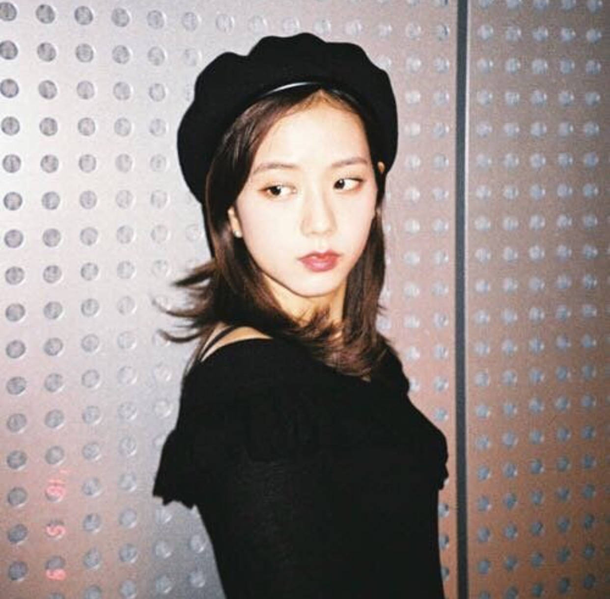 Jisoo Cute, black beret, off-shoulder top, SD Desktop Wallpaper