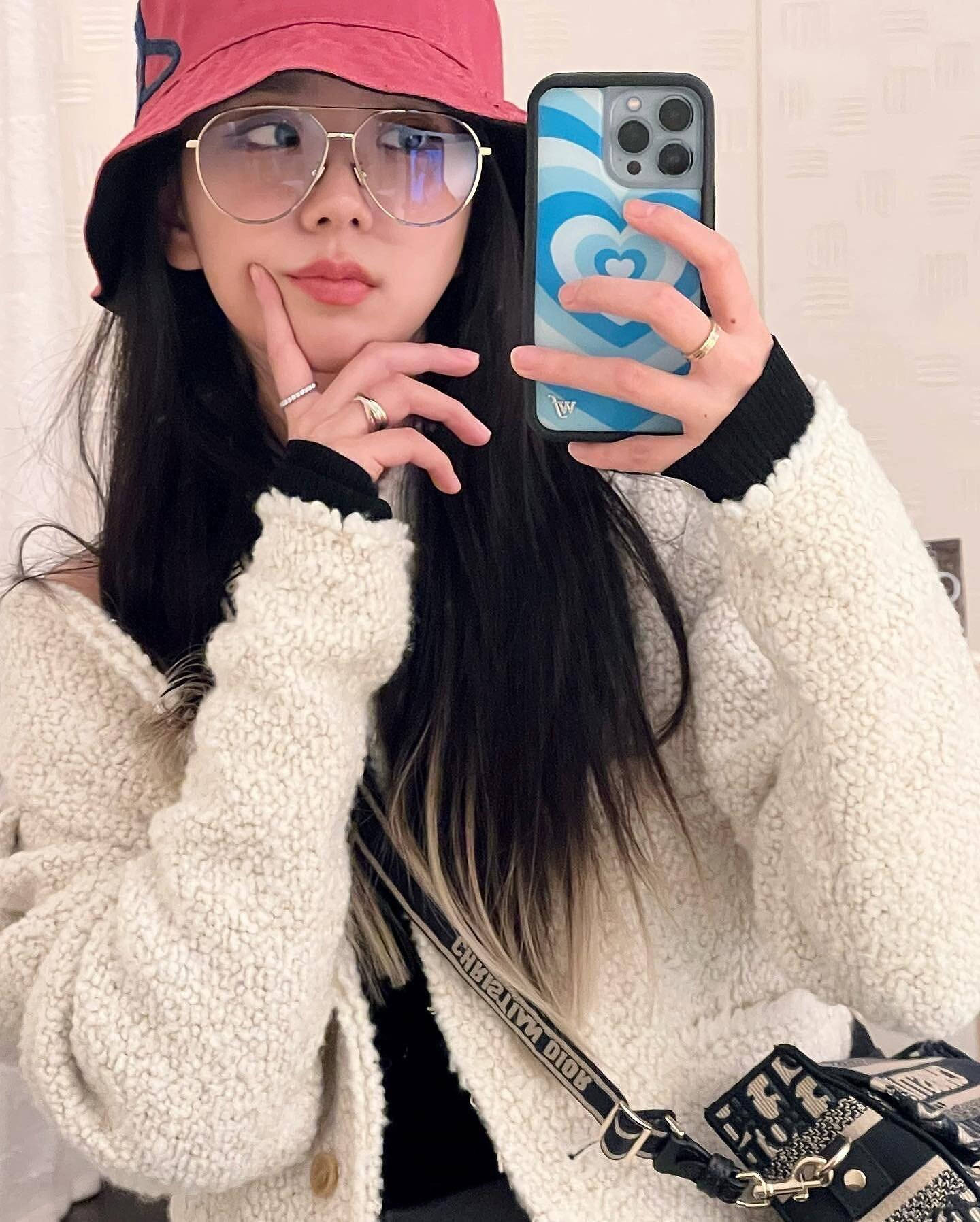 Jisoo Cute, pink bucket hat, oversized glasses, HD Phone Wallpaper