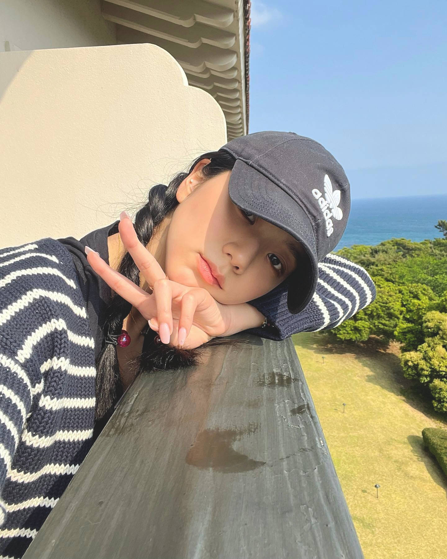 Jisoo, peace sign, striped sweater, HD Phone Wallpaper