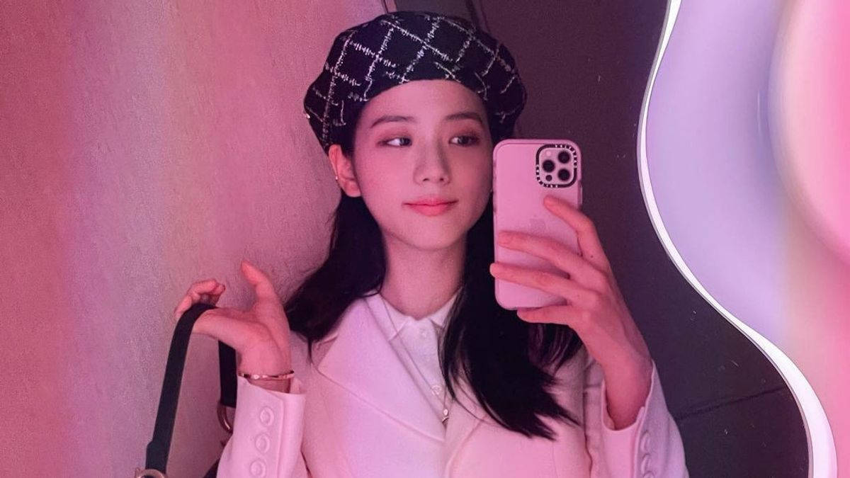 Jisoo, pink coat, black beret, SD Desktop Wallpaper