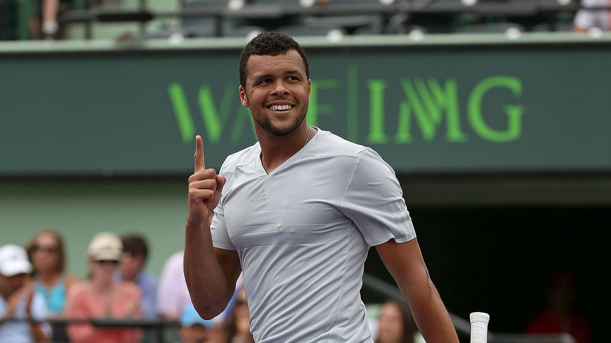 Jo-wilfried Tsonga, one finger up, light gray shirt, Full HD Desktop Wallpaper