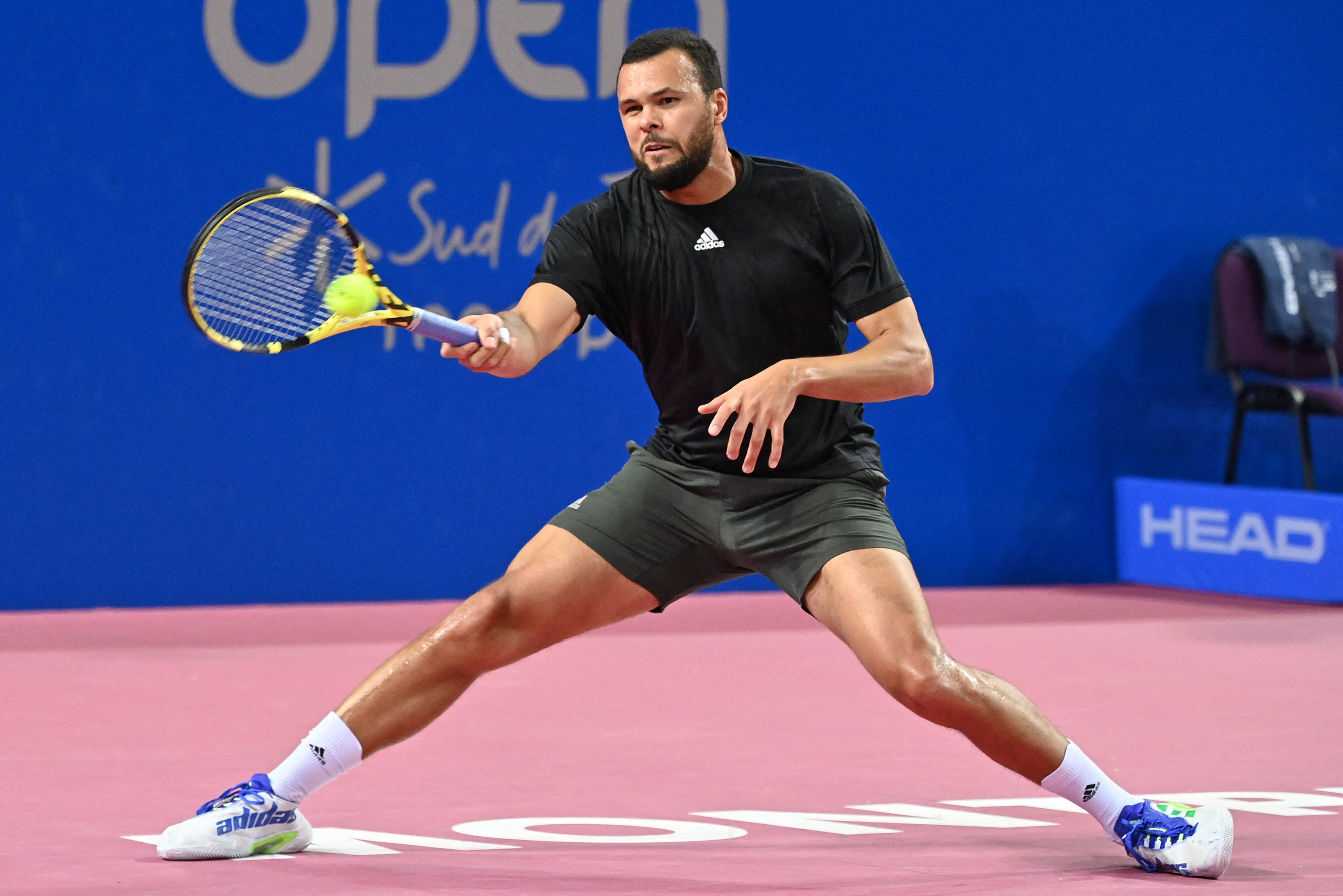 Jo-Wilfried Tsonga, black gear, pink court, 2K Desktop Wallpaper