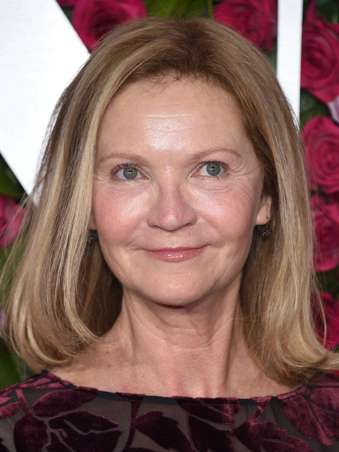 Joan Allen, red roses, blonde hair, HD Phone Wallpaper