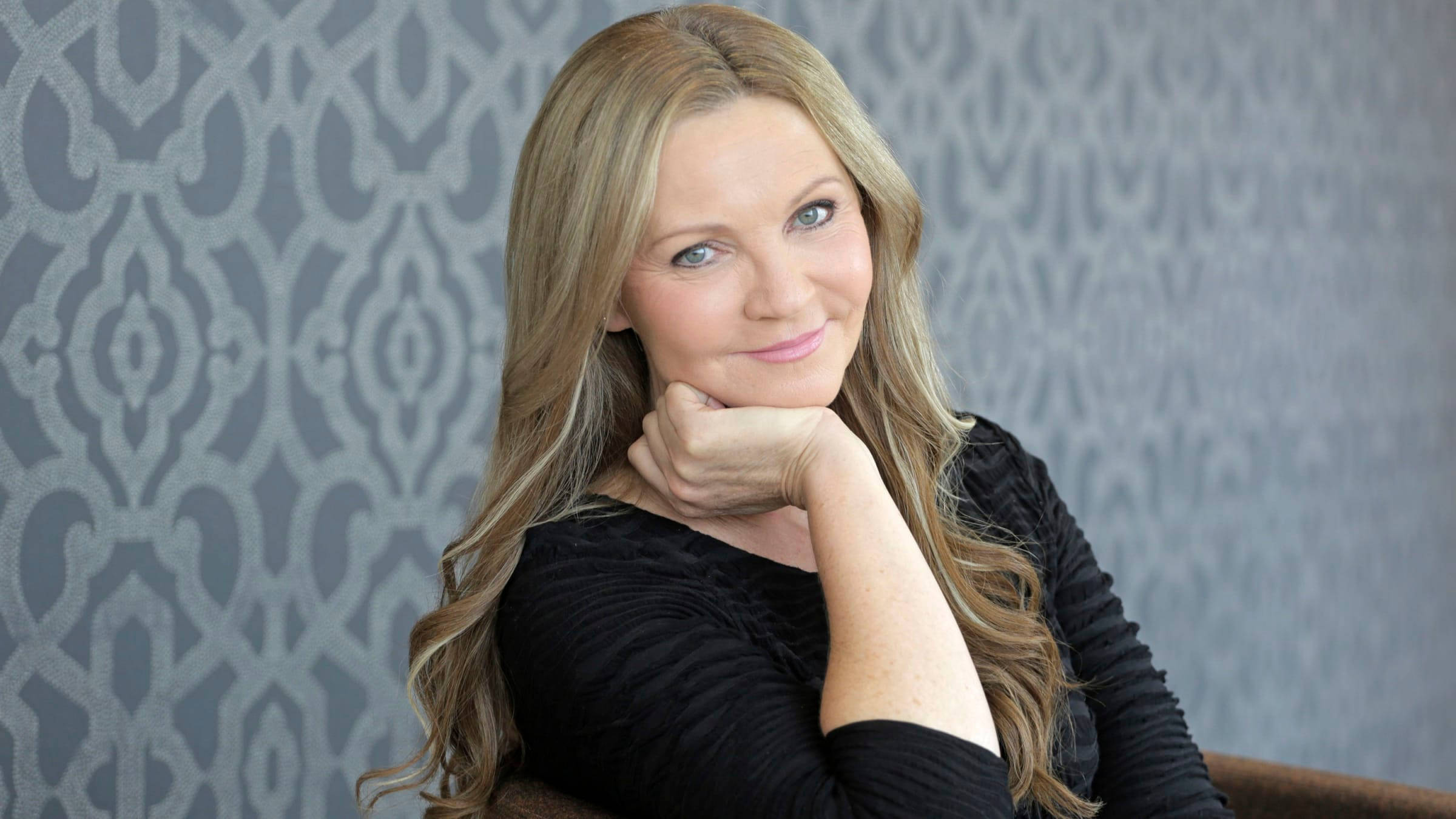 Joan Allen, long blonde hair, gray patterned wallpaper, Full HD Desktop Wallpaper