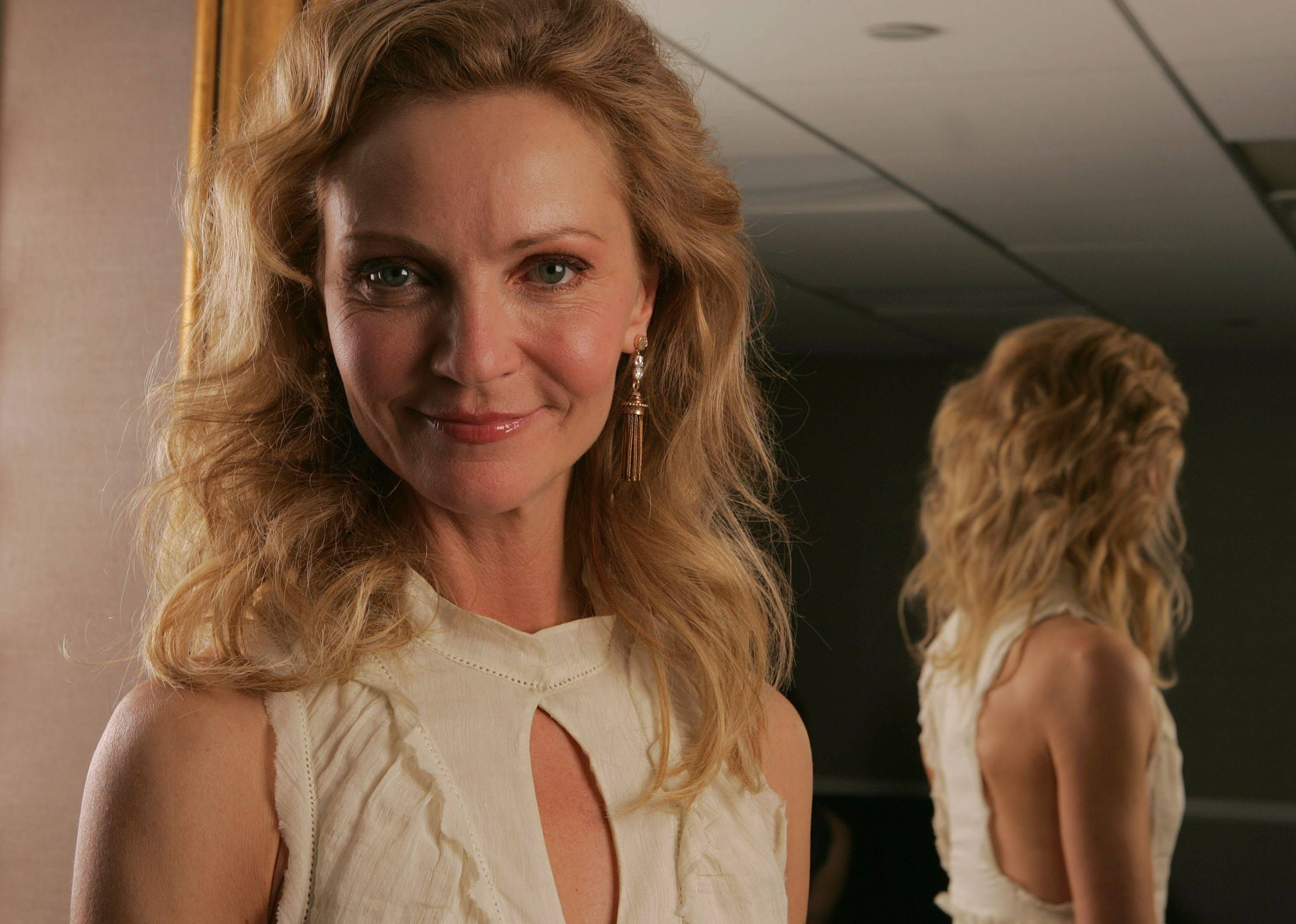 Joan Allen, mirror, wavy blonde hair, 2K Desktop Wallpaper