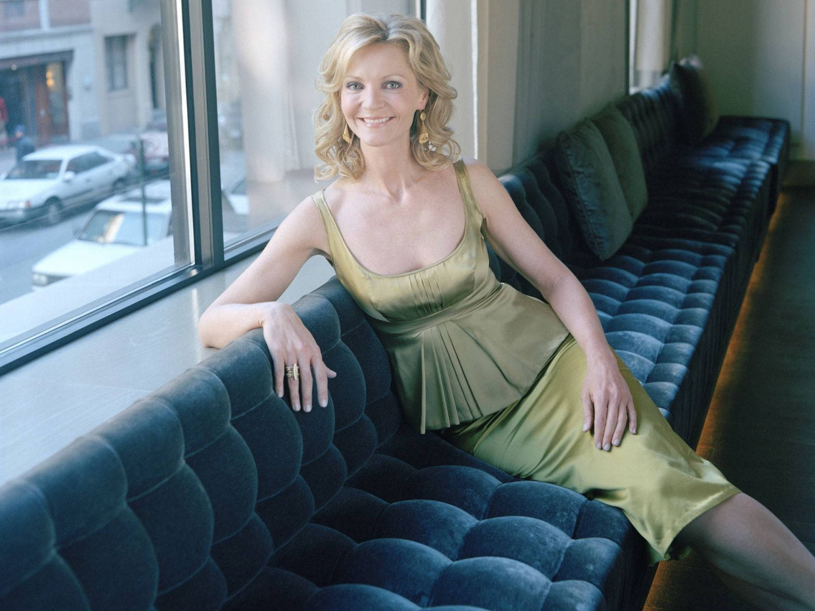 Joan Allen, green dress, dark blue tufted sofa, HD Desktop Wallpaper