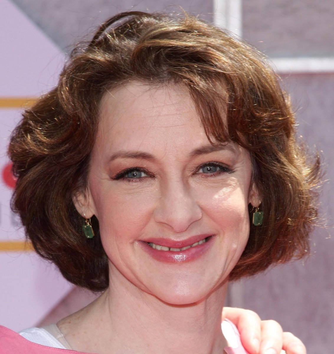 Joan Cusack, wavy brown hair, green earrings, SD Phone Wallpaper