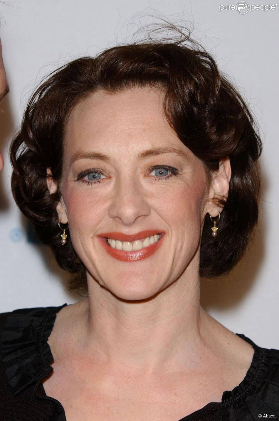 Joan Cusack, short brown curls, blue eyes, HD Phone Wallpaper