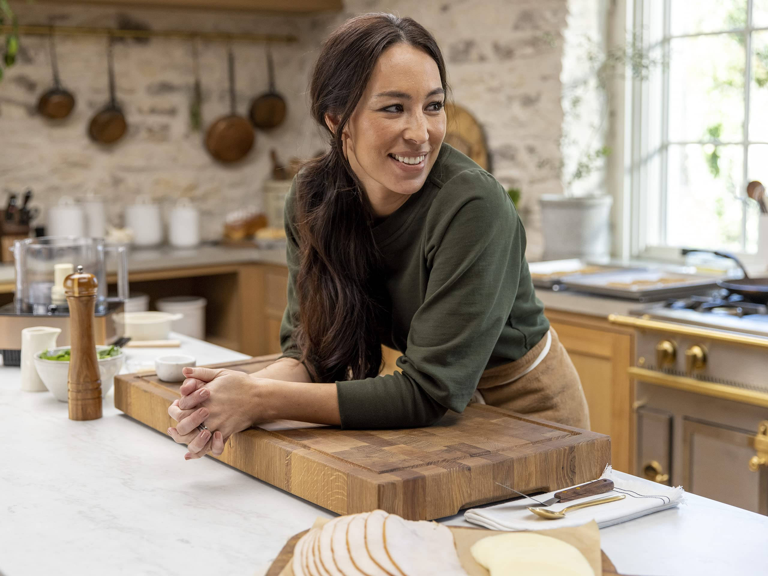 Joanna Gaines, wooden cutting board, rustic kitchen, 2K Desktop Wallpaper