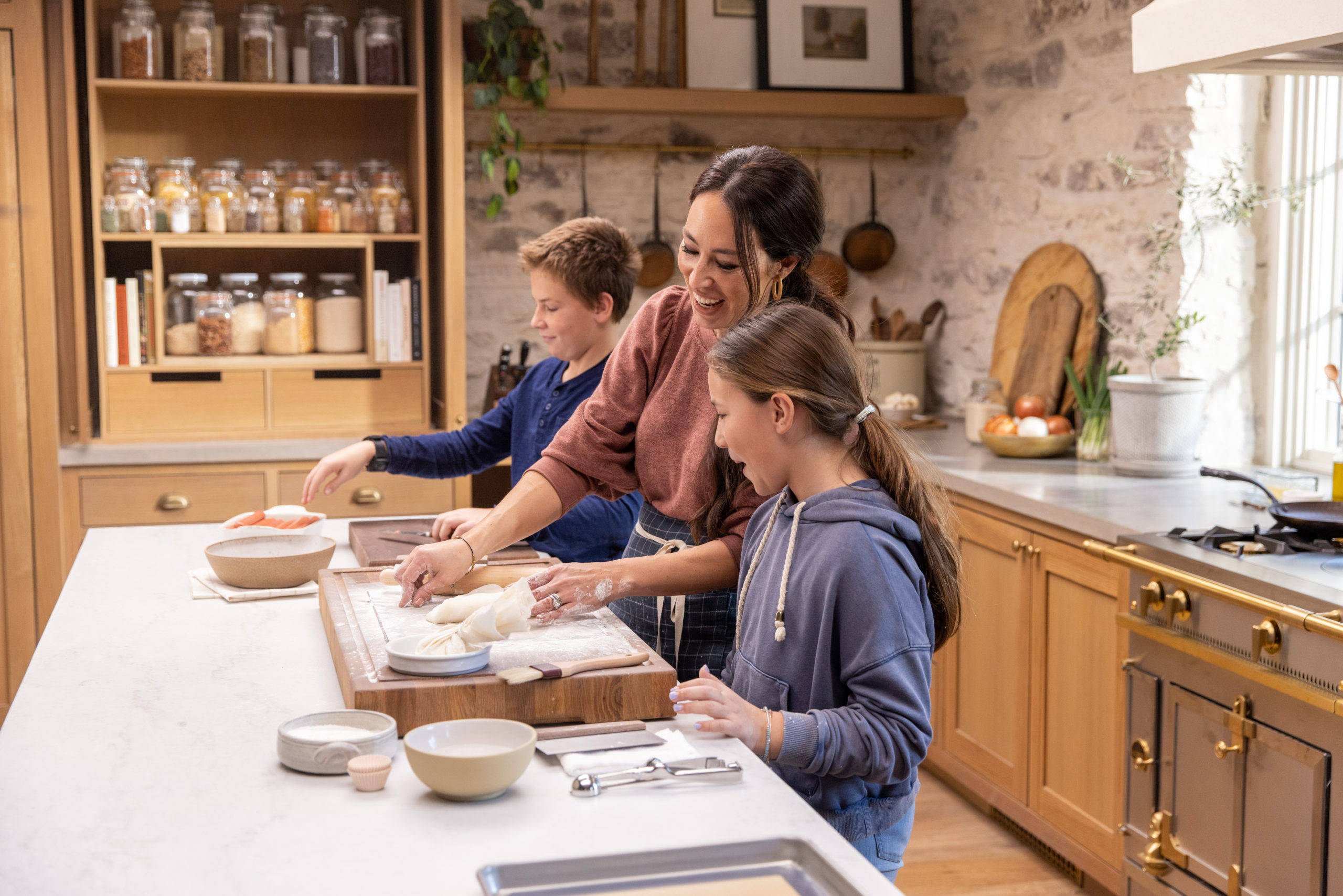 Joanna Gaines, kids, wooden board, 2K Desktop Wallpaper