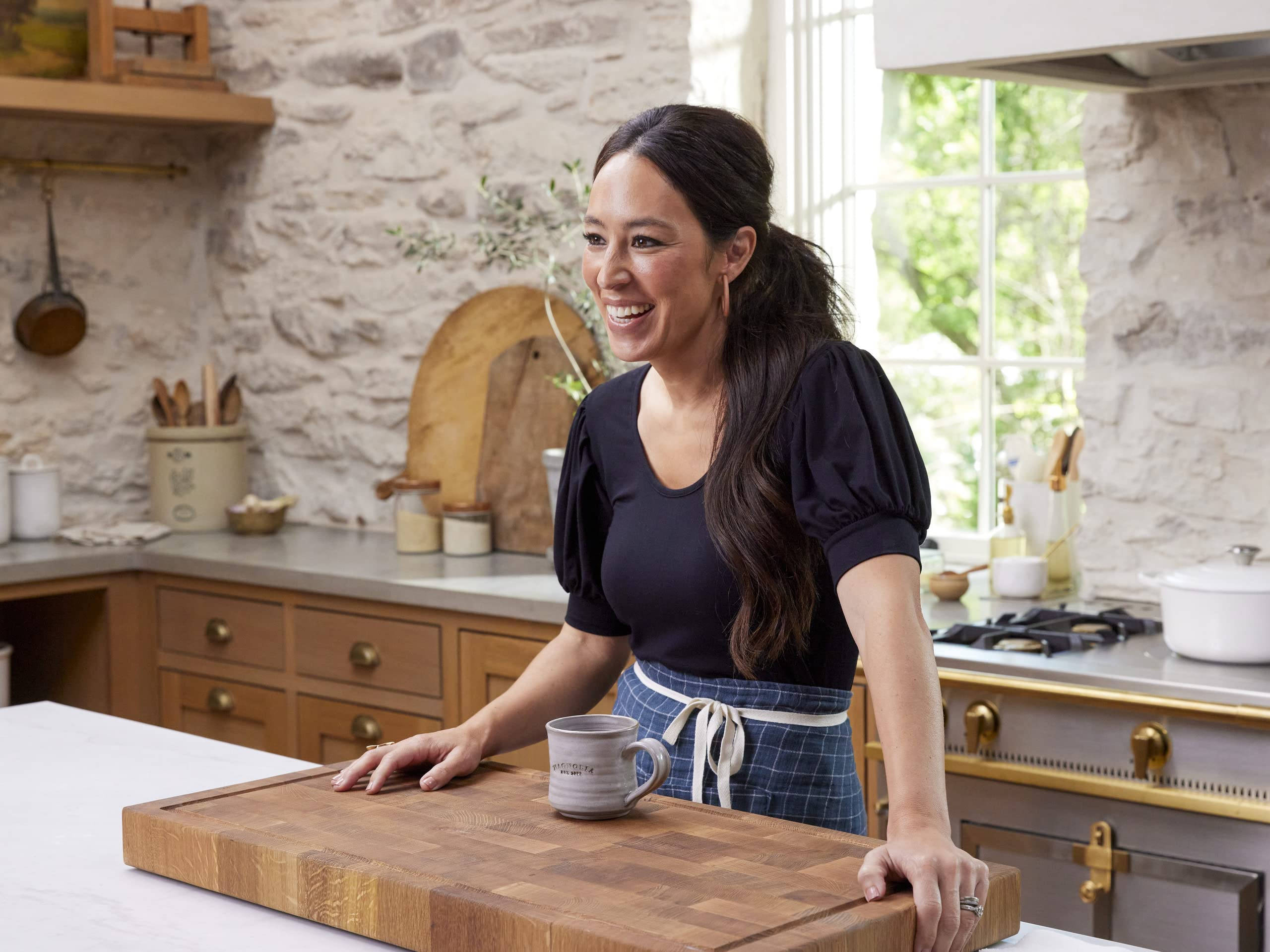 Joanna Gaines, minimalist kitchen, wooden cutting board, 2K Desktop Wallpaper