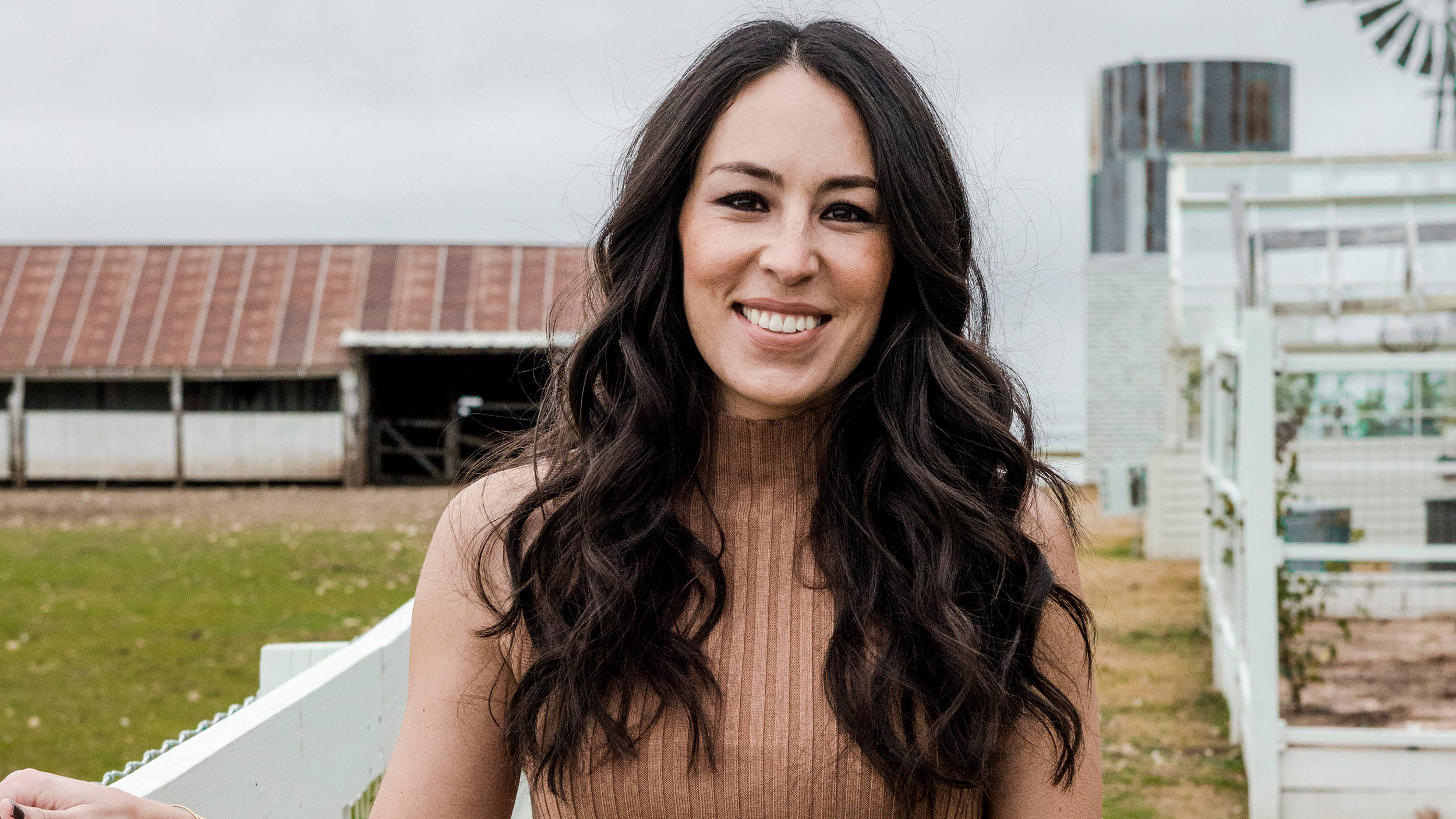 Joanna Gaines, curly brown hair, white fence, Full HD Desktop Wallpaper