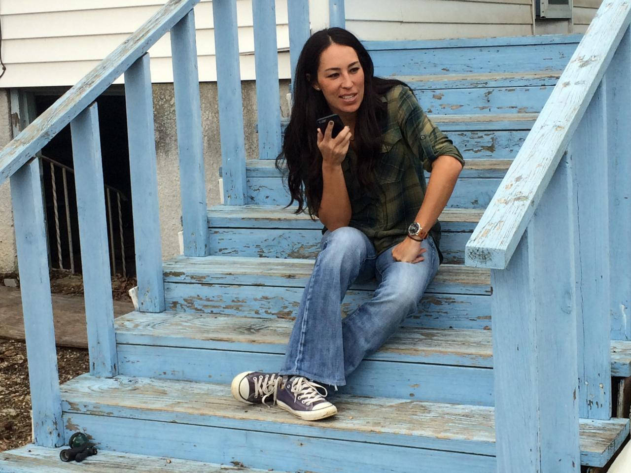 Joanna Gaines, blue wooden steps, long dark hair, HD Desktop Wallpaper