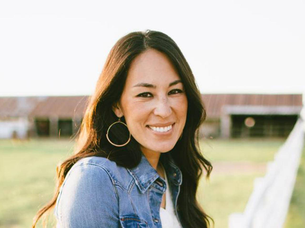 Joanna Gaines, denim jacket, barn, HD Desktop Wallpaper