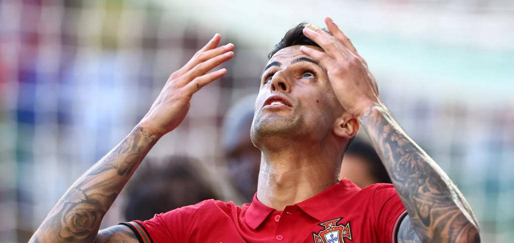 Joao Cancelo, red Portugal jersey, football player, SD Desktop Wallpaper
