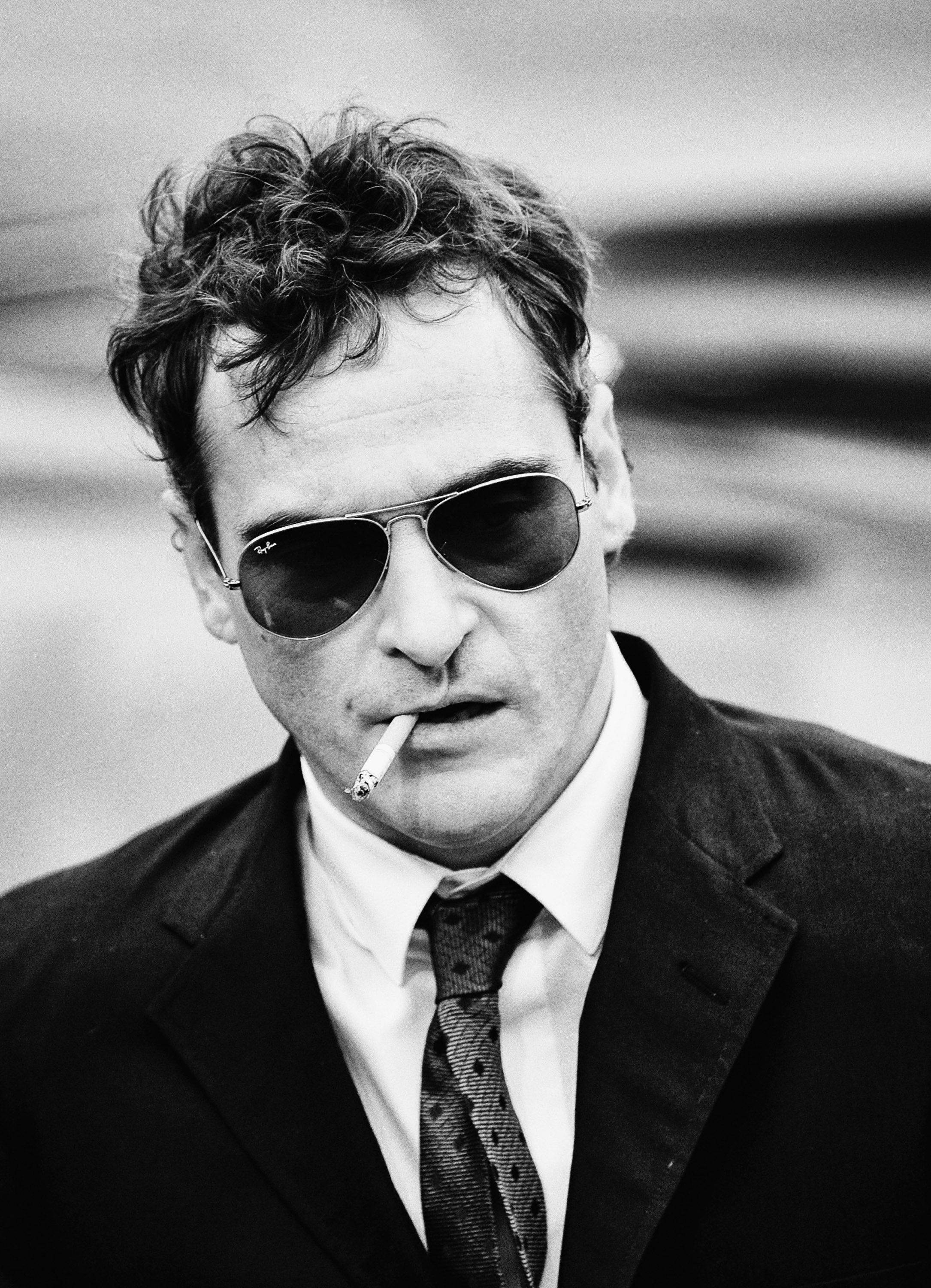 Joaquin Phoenix, suit, sunglasses, 2K Phone Wallpaper