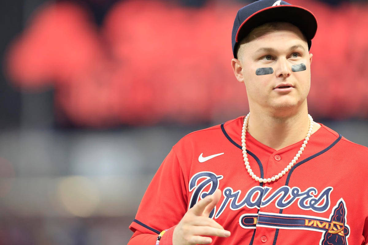 Joc Pederson, red Braves jersey, eye black, SD Desktop Wallpaper
