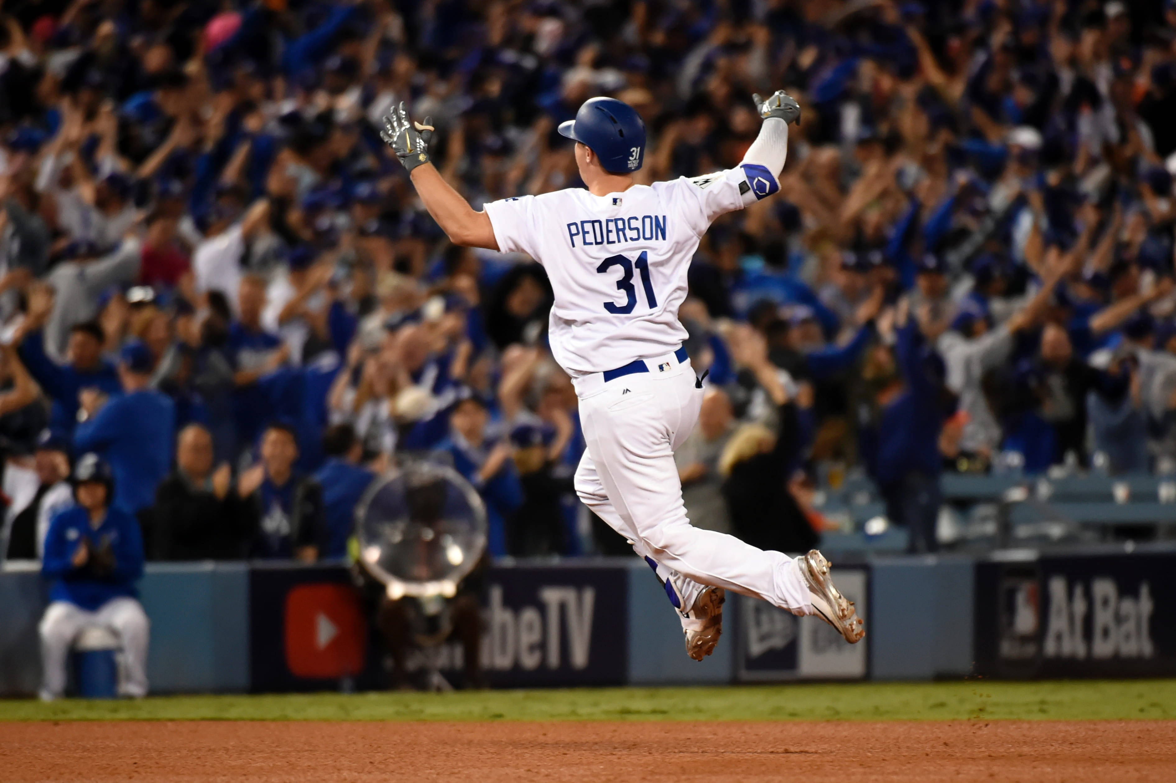 Joc Pederson, leaps in triumph, arms raised, 2K Desktop Wallpaper