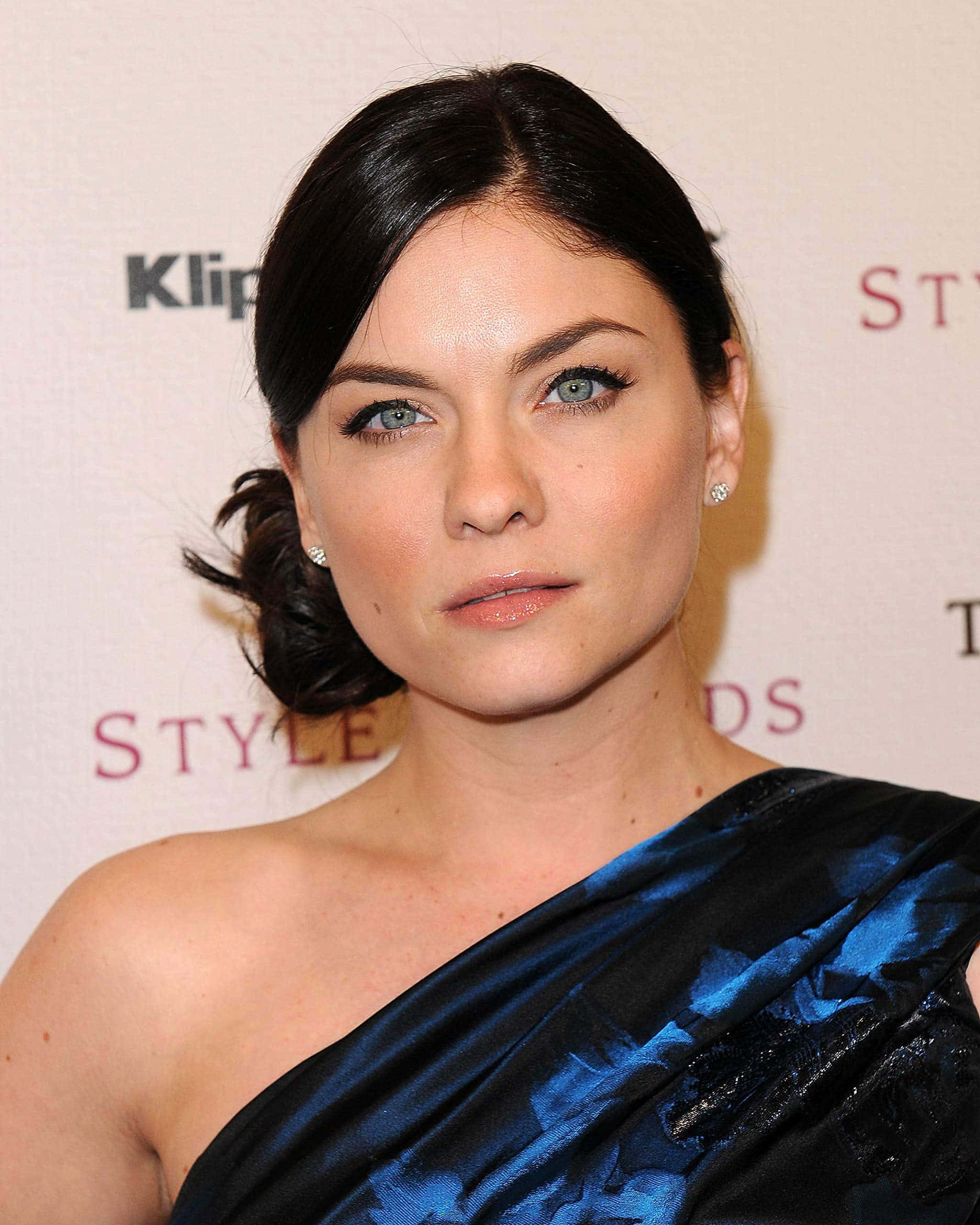 Jodi Lyn O'Keefe, shimmering blue one-shoulder gown, red carpet event, 2K Phone Wallpaper