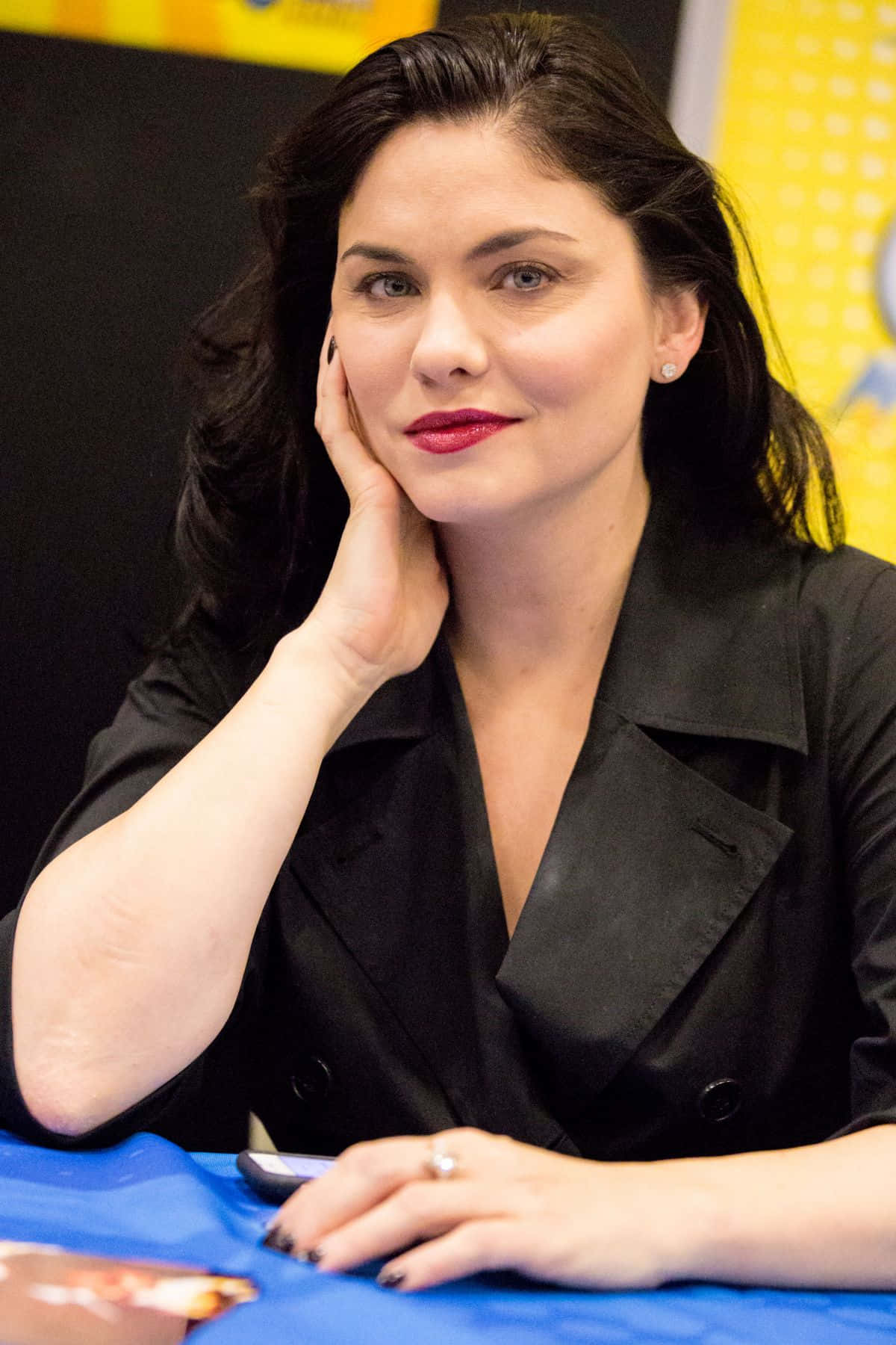 Jodi Lyn O'Keefe, dark hair, red lipstick, HD Phone Wallpaper