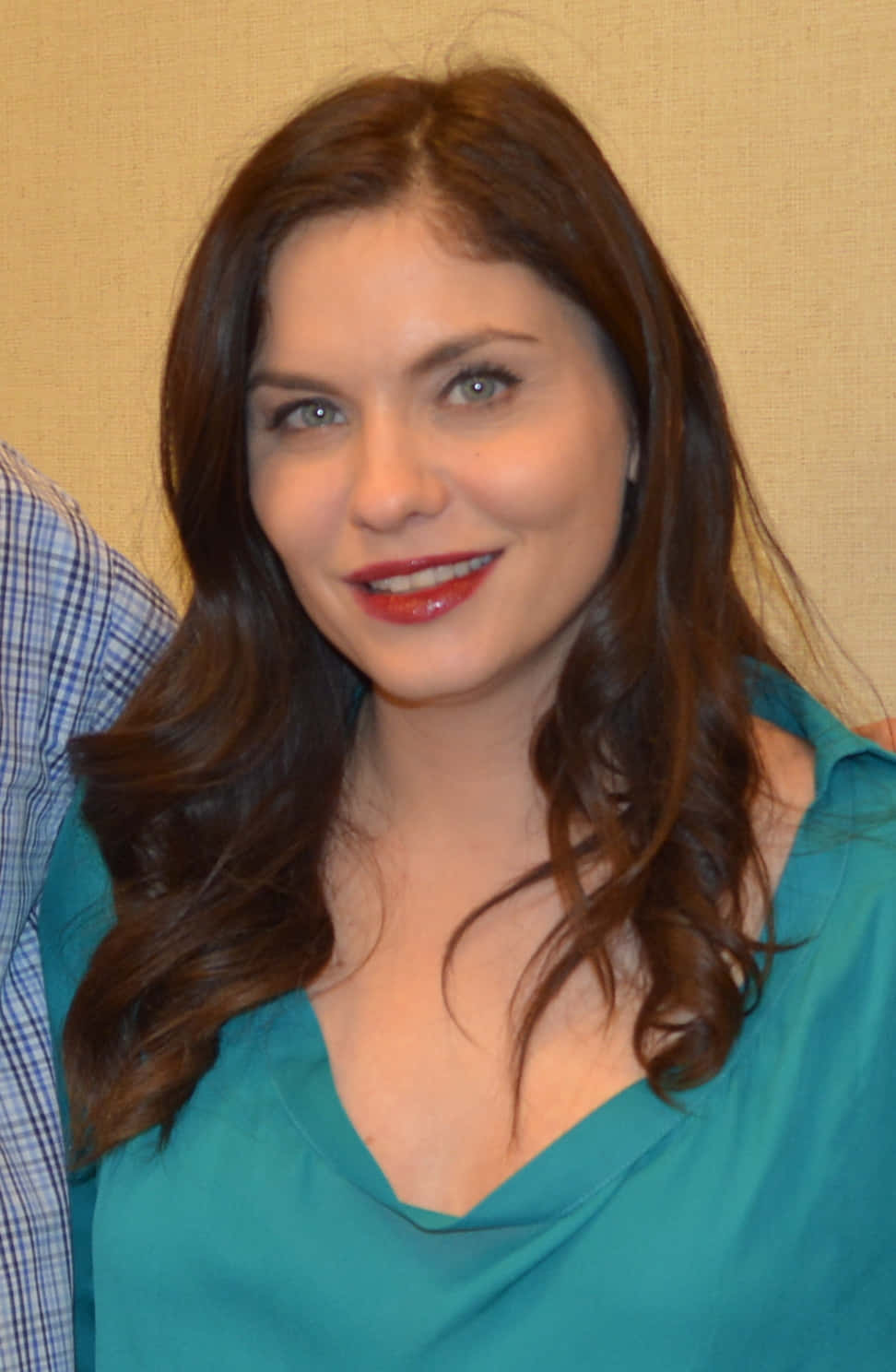 Jodi Lyn O'Keefe, teal top, beige textured wall, HD Phone Wallpaper