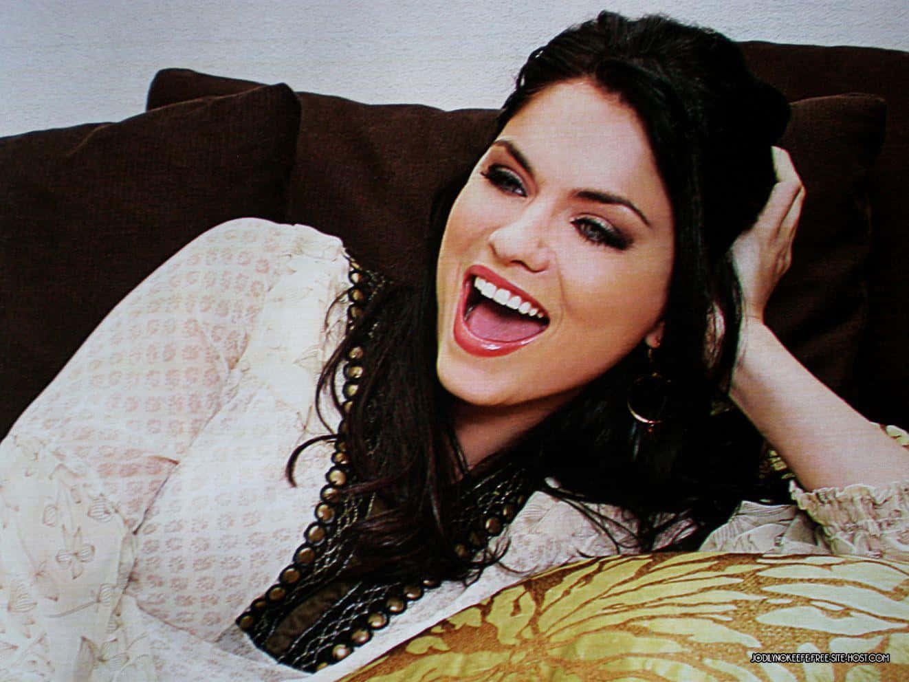 Jodi Lyn O'Keefe, dark hair, brown couch, HD Desktop Wallpaper