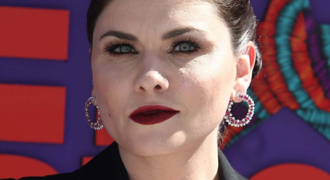 Jodi Lyn O'Keefe, bold red lipstick, sparkling hoop earrings, HD Desktop Wallpaper