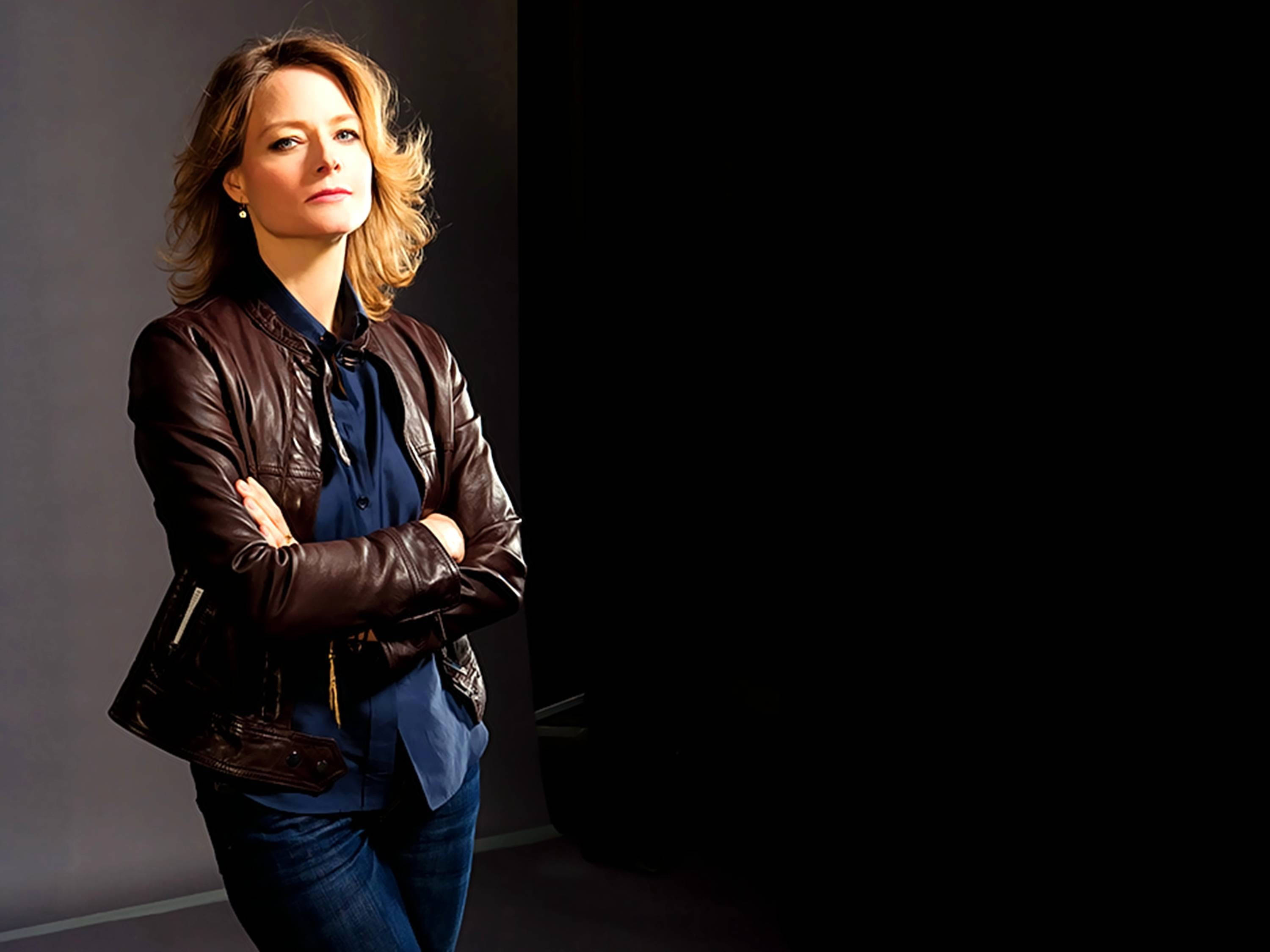 Jodie Foster, brown leather jacket, stark gray and black backdrop, 2K Desktop Wallpaper