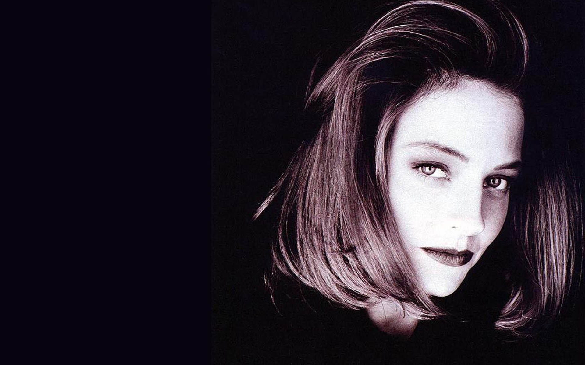 Jodie Foster, shoulder-length hair, black background, Full HD Desktop Wallpaper