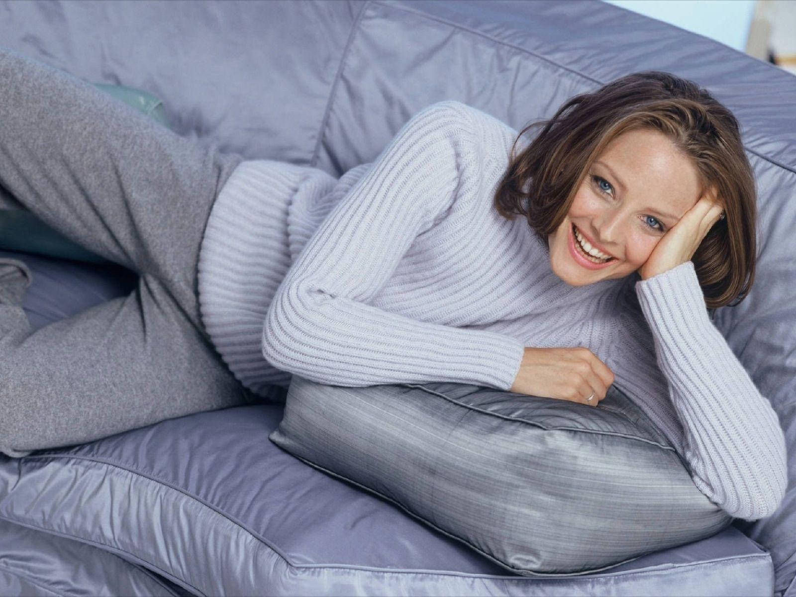 Jodie Foster, couch, gray sweater, HD Desktop Wallpaper