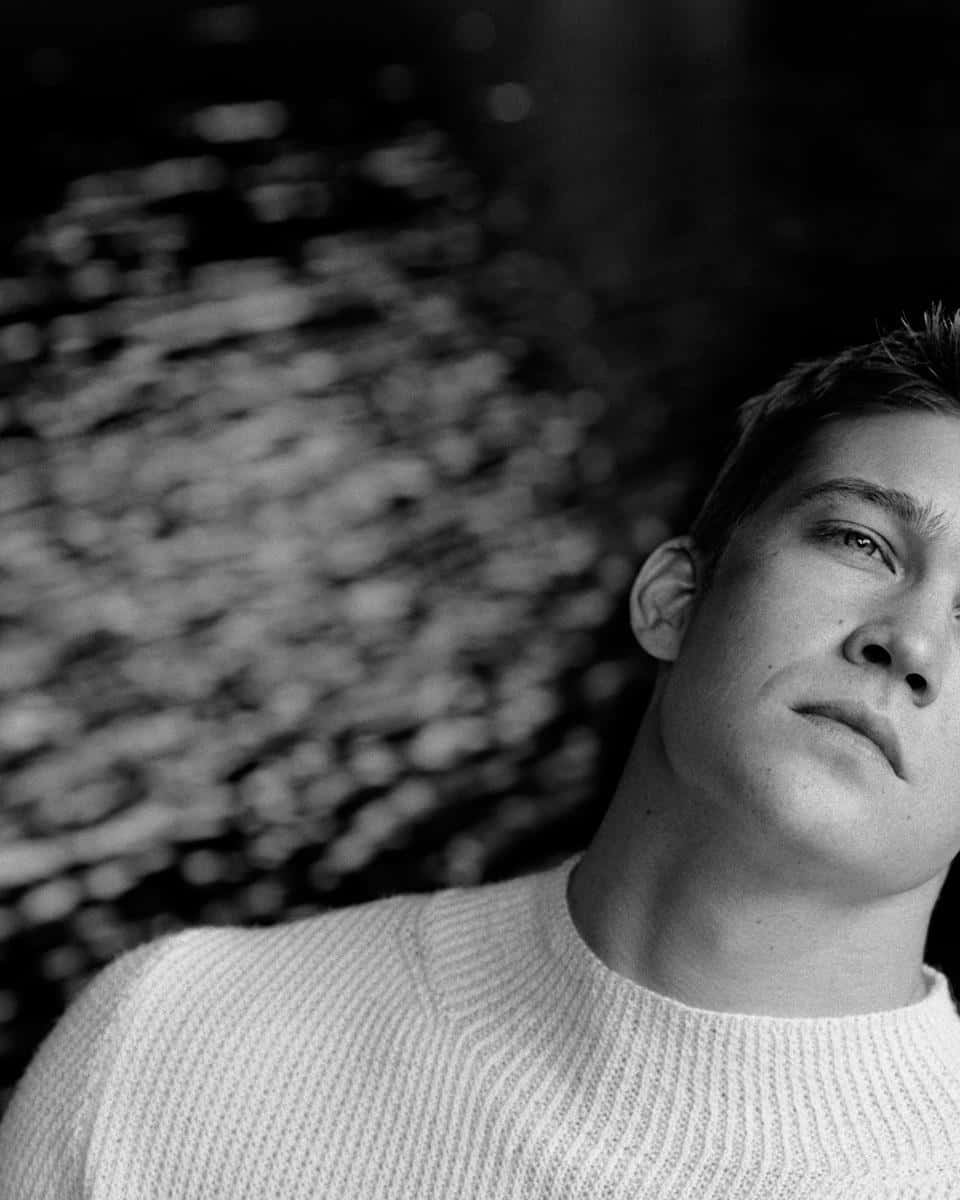 Joe Alwyn, black and white portrait, knit sweater, SD Phone Wallpaper