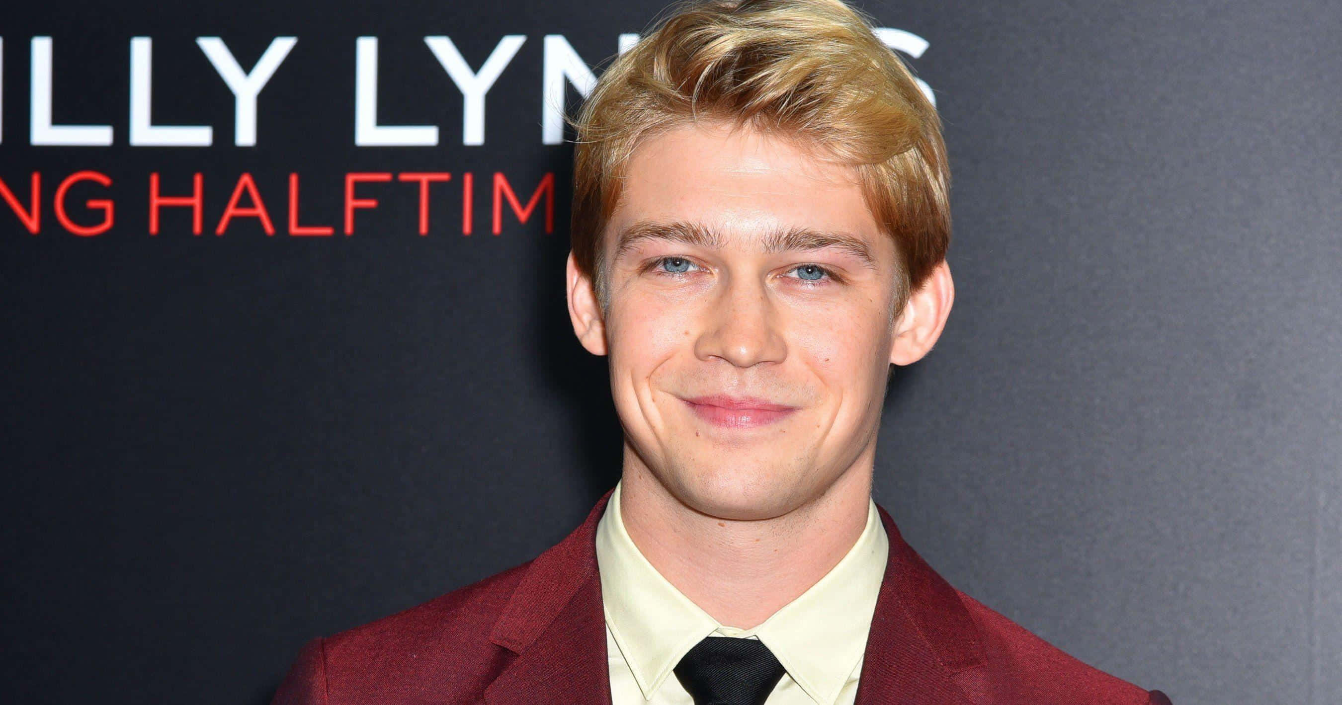 Joe Alwyn, maroon suit, blue eyes, 2K Desktop Wallpaper