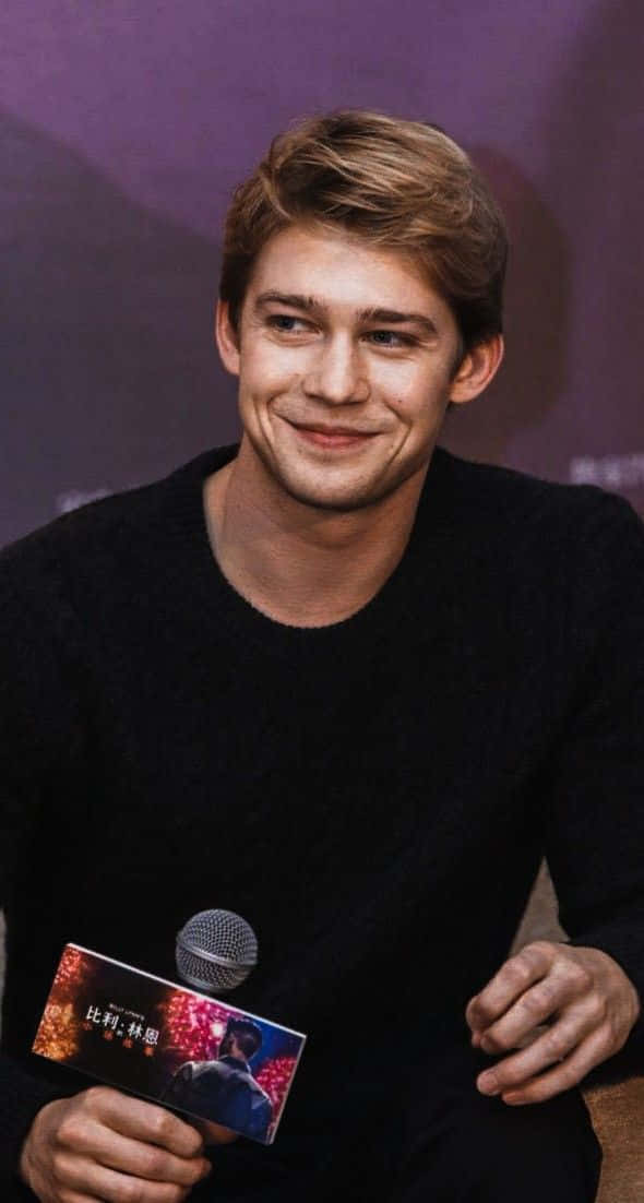 Joe Alwyn, black sweater, microphone, SD Phone Wallpaper