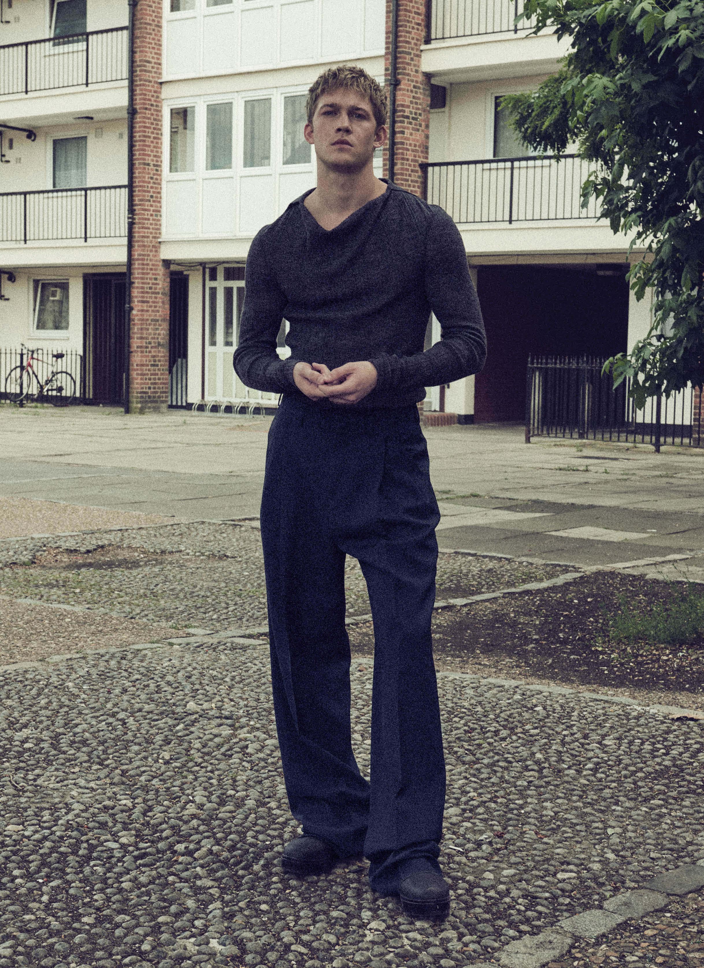 Joe Alwyn, red carpet, pebbled courtyard, 2K Phone Wallpaper