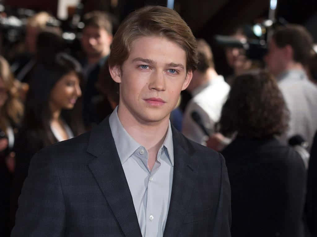 Joe Alwyn, dark suit, light shirt, SD Desktop Wallpaper