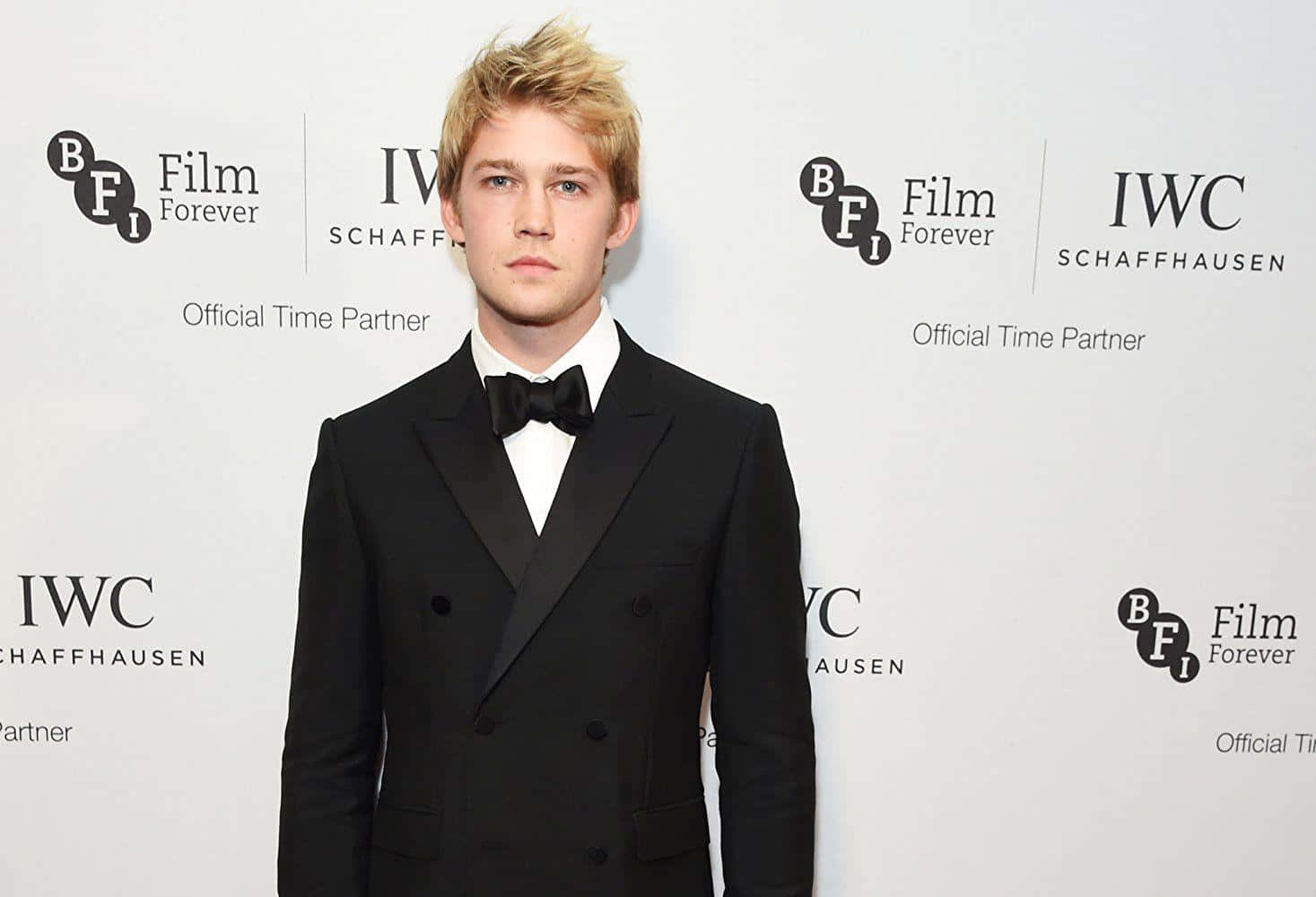 Joe Alwyn, black tuxedo, bow tie, HD Desktop Wallpaper