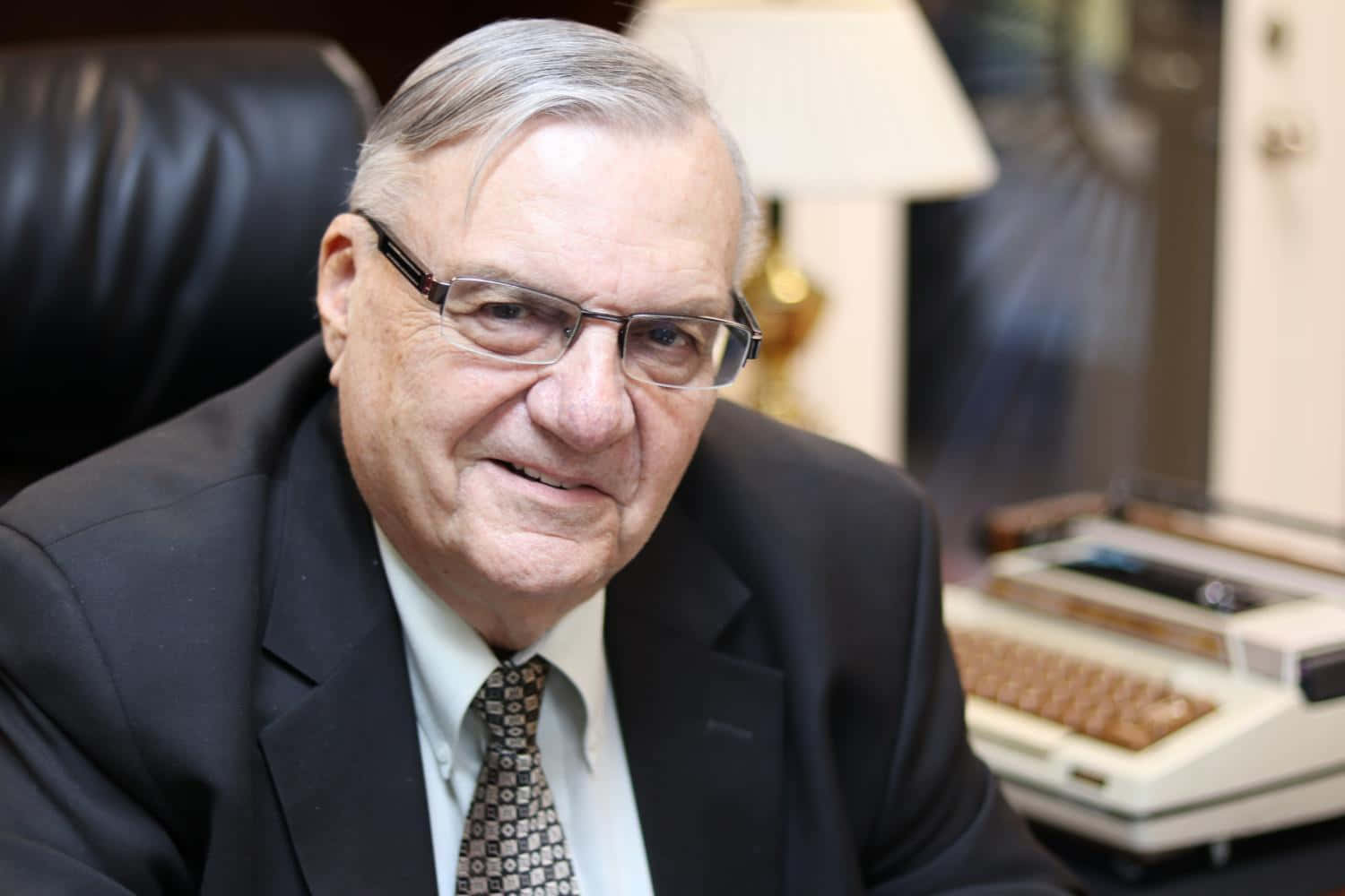 Joe Arpaio, leather office chair, vintage typewriter, HD Desktop Wallpaper