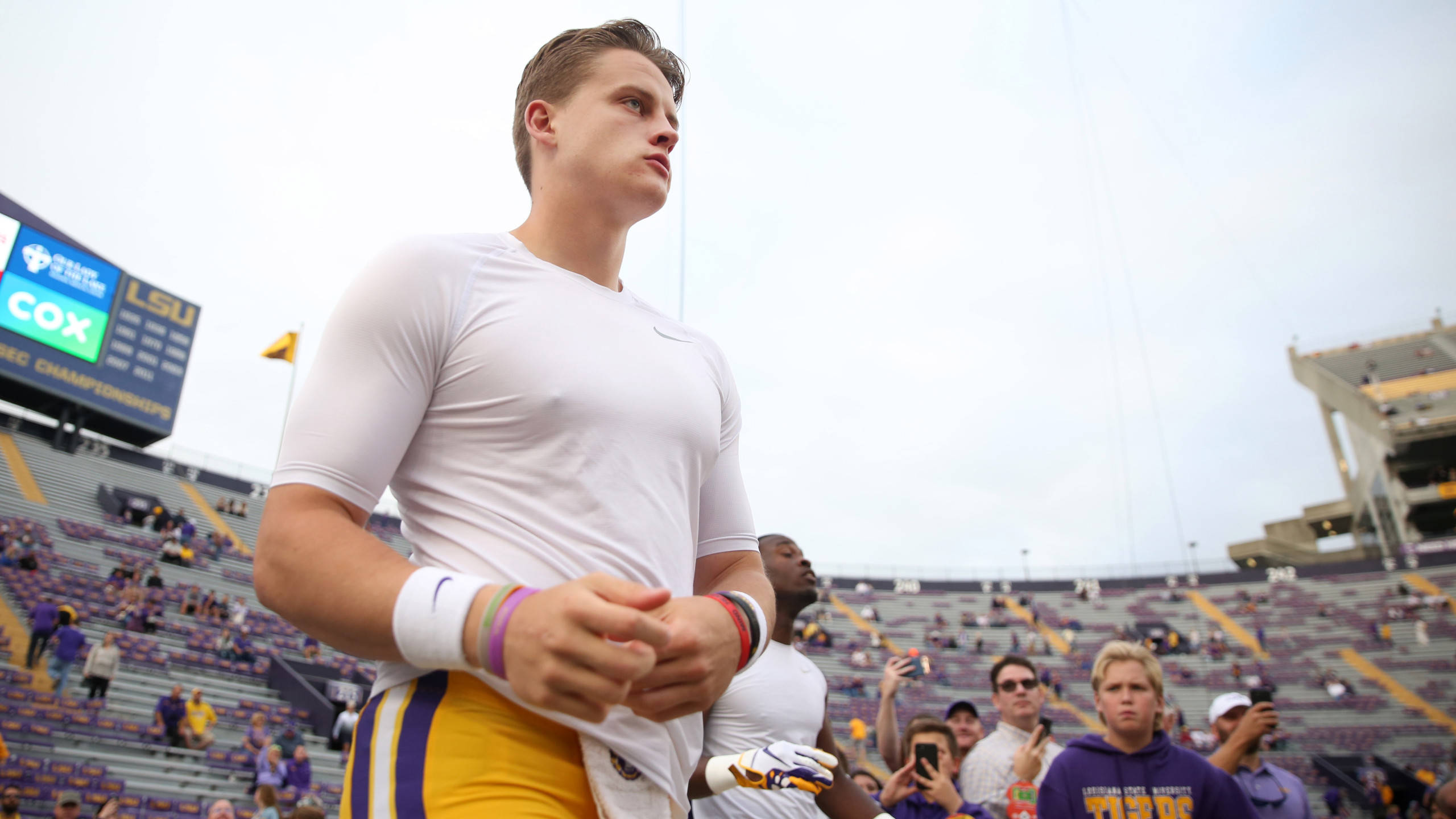 Joe Burrow, white jersey, football player, 2K Desktop Wallpaper